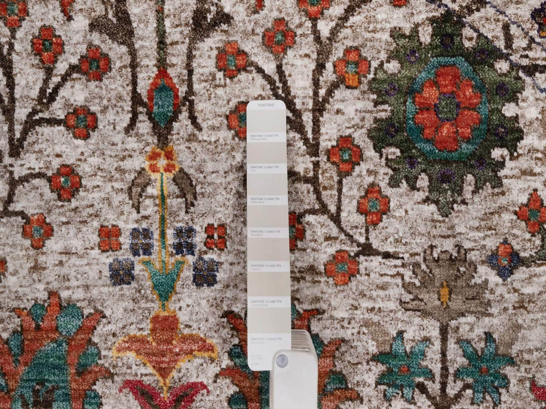 6'x6' Swan White with Brown, Directional Vase Design, Hand Knotted, Silk with Textured Wool, Round, Oriental Rug HR91908 - Image 4