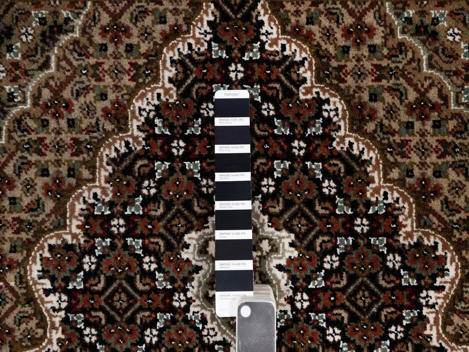 3'2"x5'4" Midnight Black, Tabriz Mahi with Fish Medallion Design, Hand Knotted, 100% Wool, 175 KPSI, Oriental Rug HR91965 - Image 4