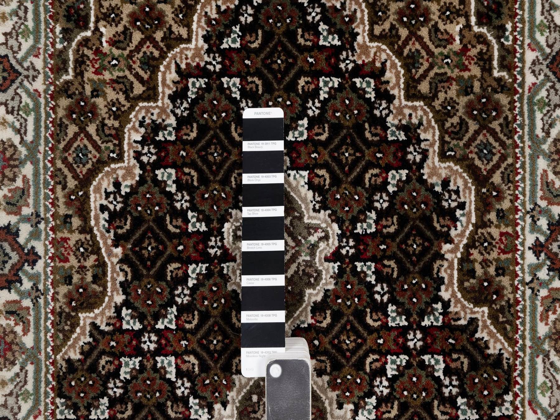2'4"x4'9" Midnight Black, Tabriz Mahi with Fish Medallion Design, 100% Wool, Hand Knotted, 175 KPSI, Oriental Rug HR91966 - Image 4