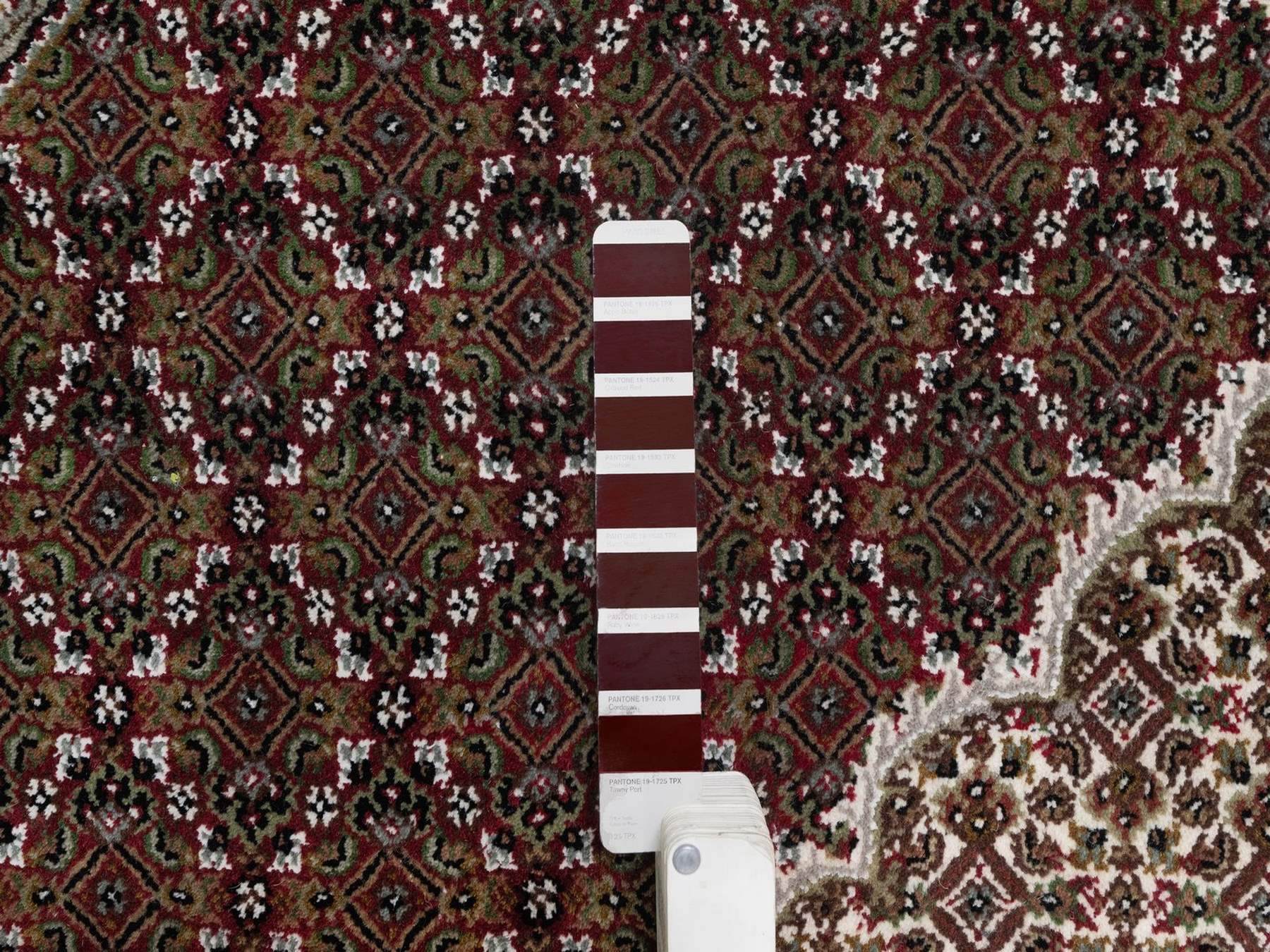 8'x8' Crimson Red, Tabriz Mahi with Fish Medallion Design, Pure Wool, Hand Knotted, 175 KPSI, Round, Oriental Rug HR91982 - Image 7