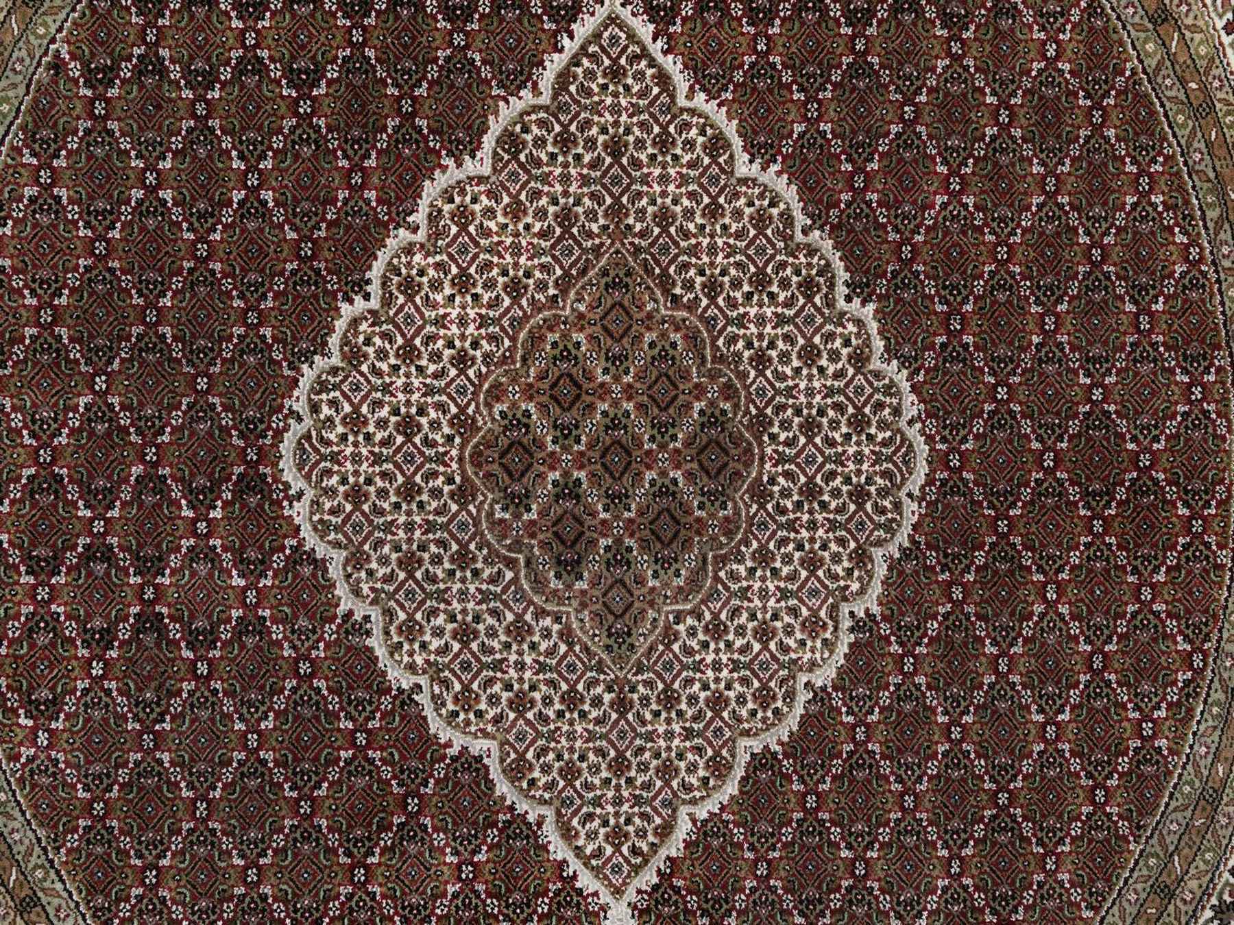 8'x8' Crimson Red, Tabriz Mahi with Fish Medallion Design, Pure Wool, Hand Knotted, 175 KPSI, Round, Oriental Rug HR91982 - Image 8