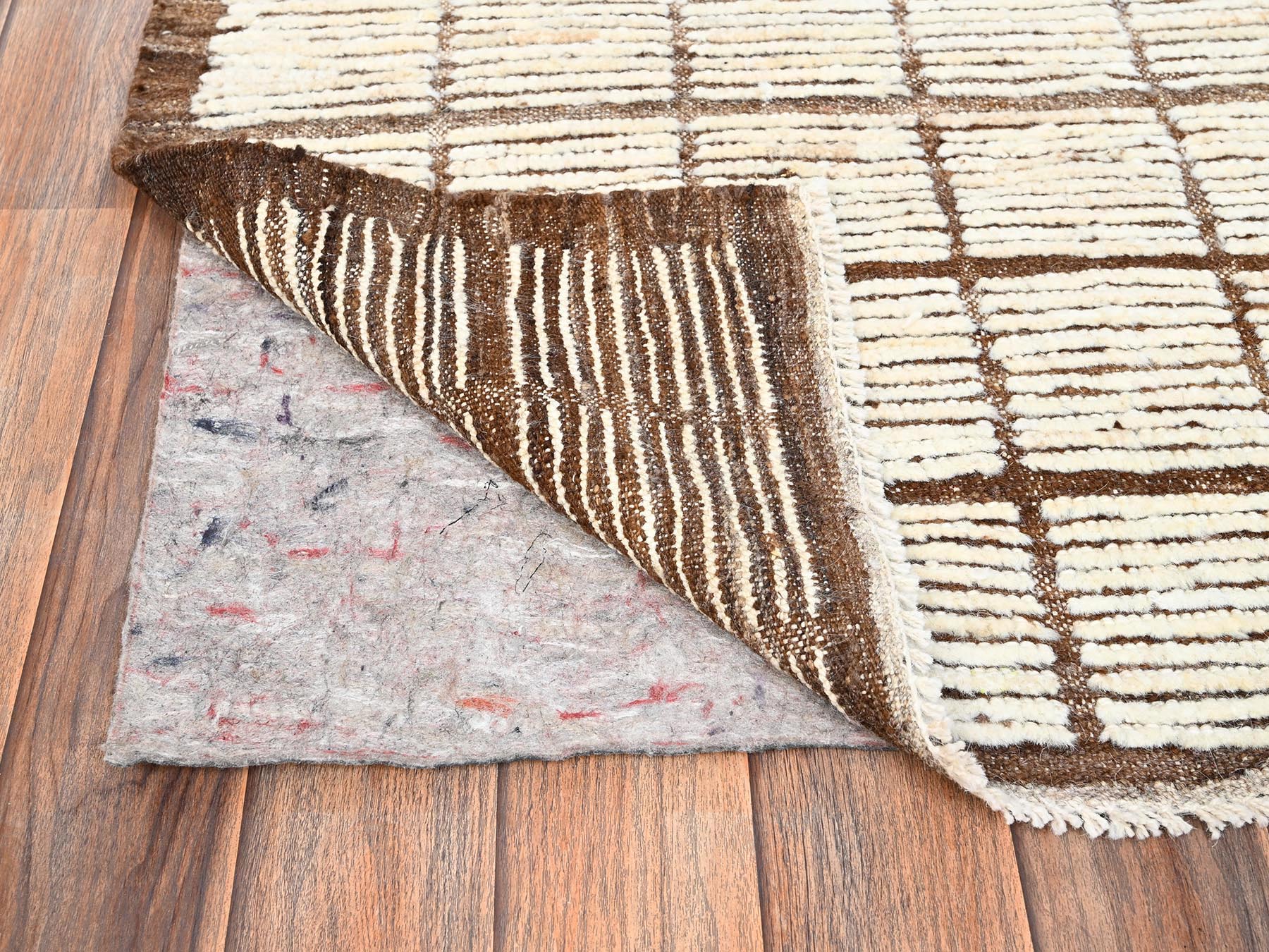 2'8"x9'5" Floral White, Hand Knotted, Moroccan Weave with Grid Design, Textured Pile, Tone on Tone, Undyed Natural Wool, Runner, Oriental Rug HR1771 - Image 3