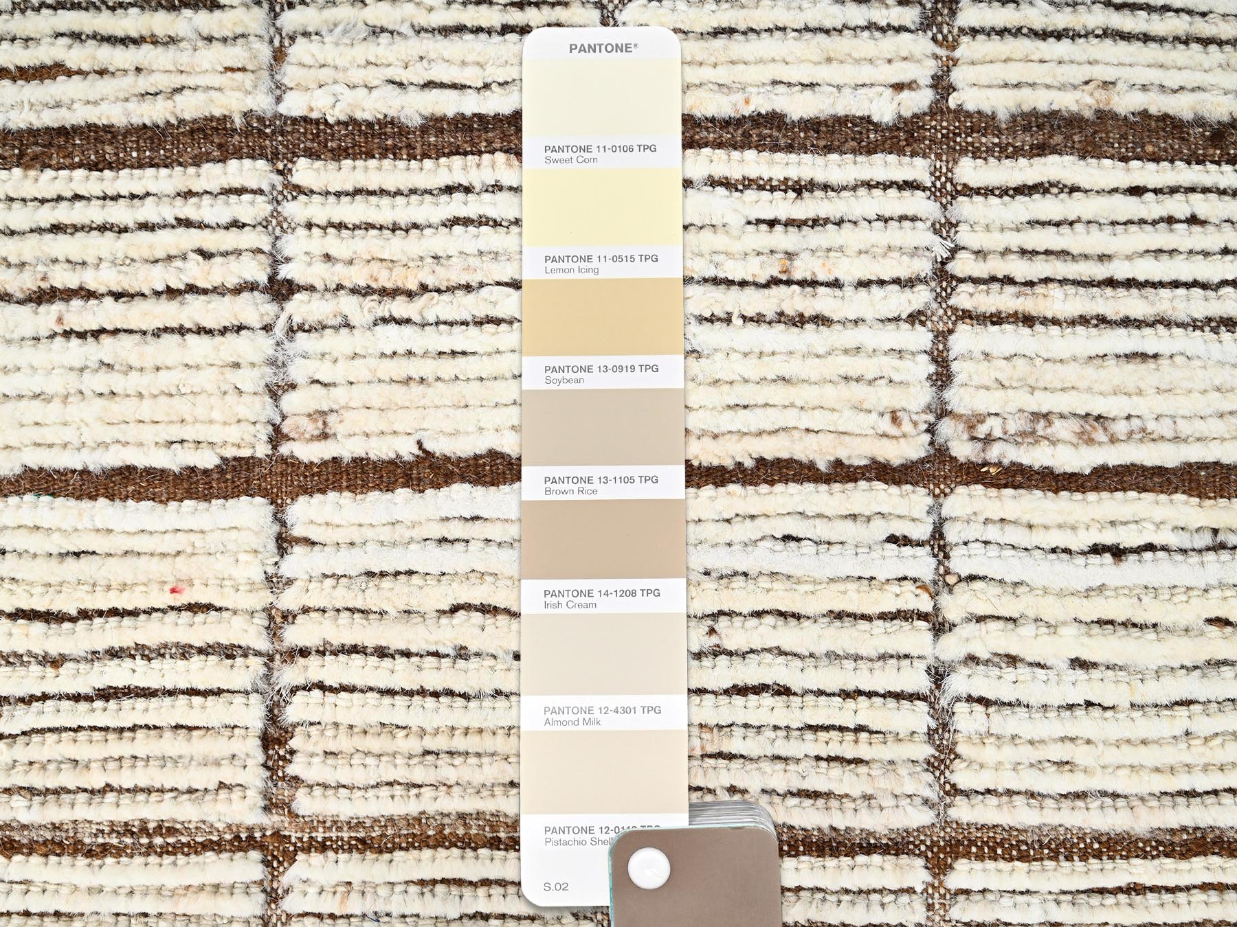 2'8"x9'5" Floral White, Hand Knotted, Moroccan Weave with Grid Design, Textured Pile, Tone on Tone, Undyed Natural Wool, Runner, Oriental Rug HR1771 - Image 4