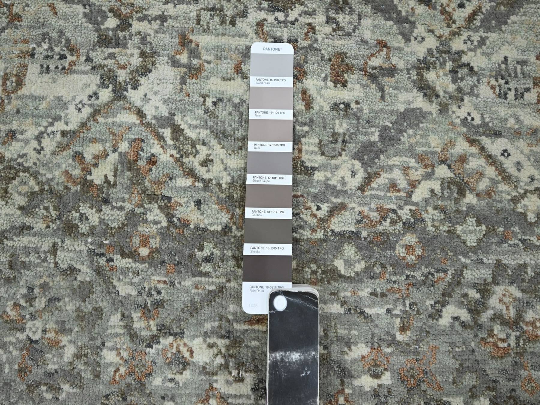 5'10"x5'10" Mirage Gray, Natural Wool, Antique Finish, Erased and Broken Garden Design, Hand Knotted, Zero Pile, Cropped Thin, Round, Oriental Rug HR75747 - Image 4