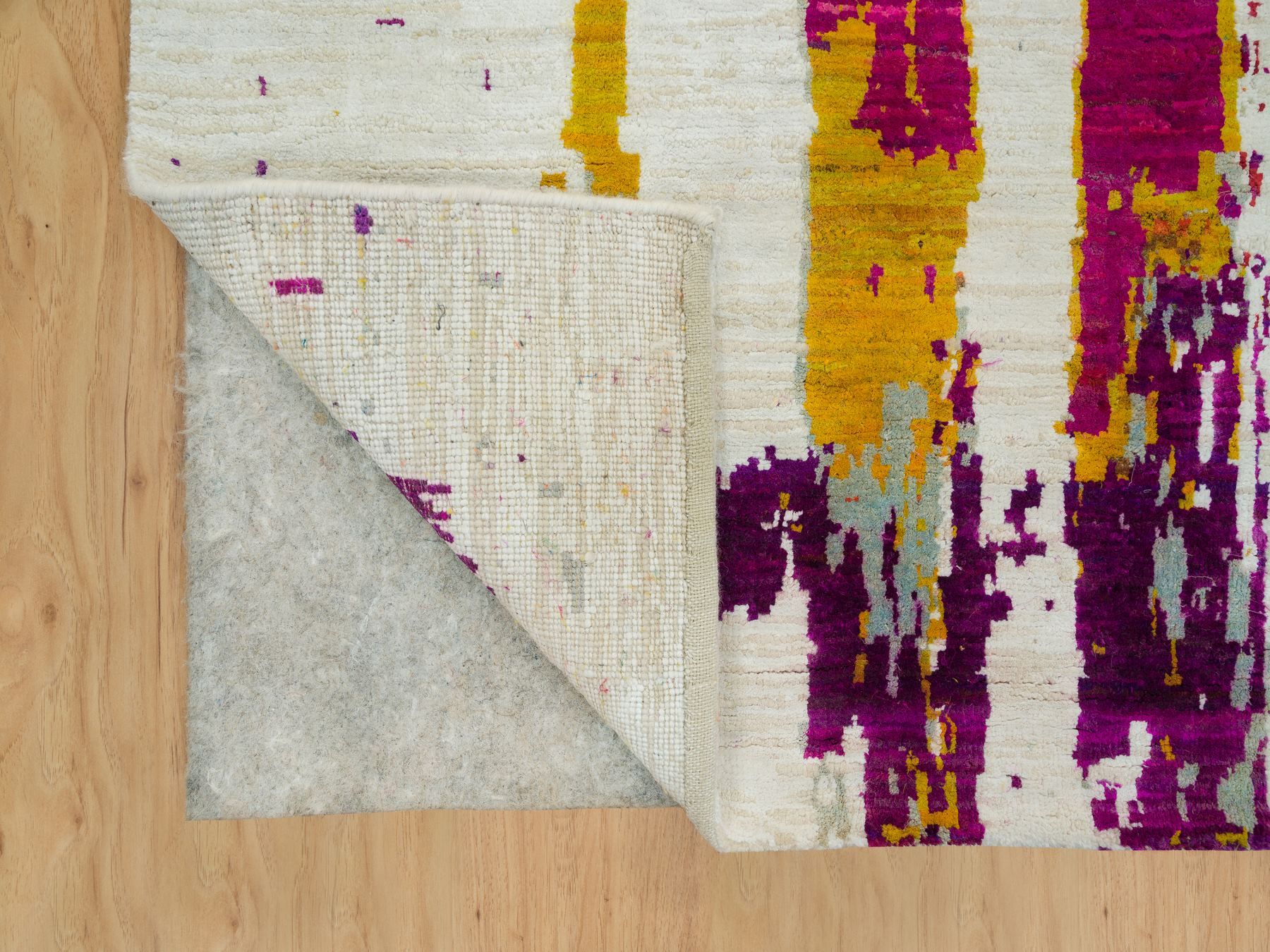4'x5'10" Castle Ivory, Modern Abstract Motifs and Painter's Brush Strokes, Oriental Wool and Sari Silk Hand Knotted Rug HR90249 - Image 3