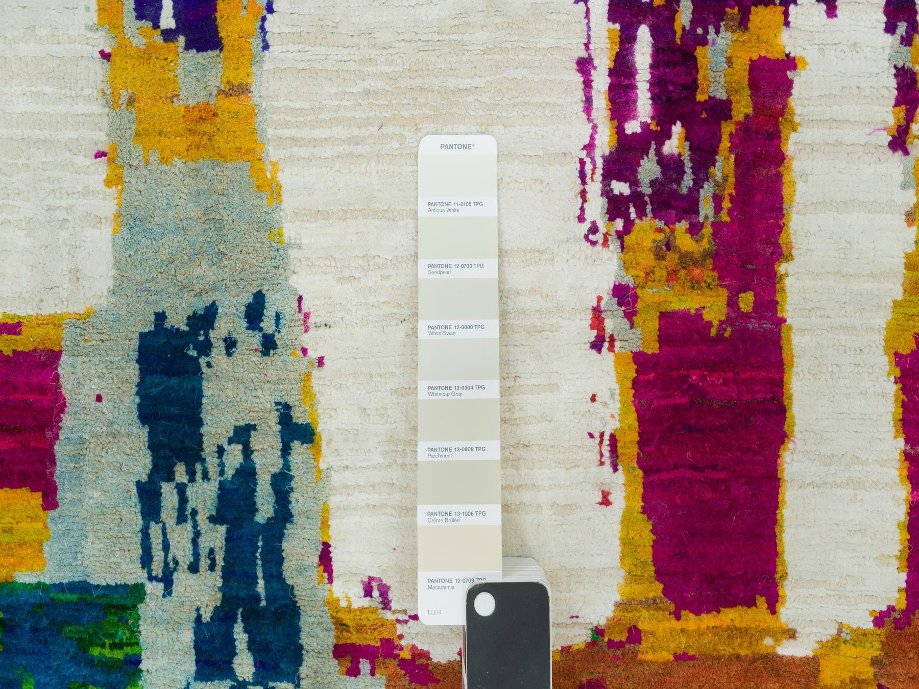 4'x5'10" Castle Ivory, Modern Abstract Motifs and Painter's Brush Strokes, Oriental Wool and Sari Silk Hand Knotted Rug HR90249 - Image 4