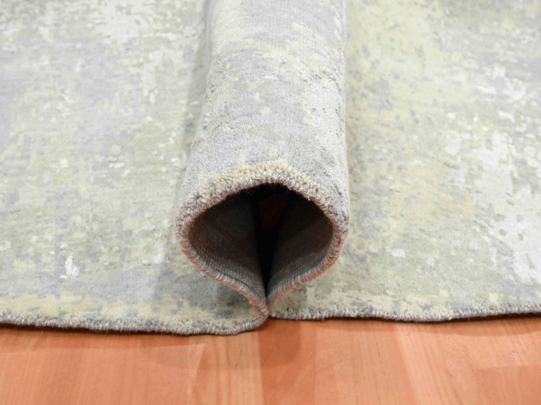 11'10"x11'10" Light Gray, Modern Abstract Design with Soft Colors, Wool and Pure Silk, Hand Knotted, Round, Oriental Rug HR75675 - Image 5