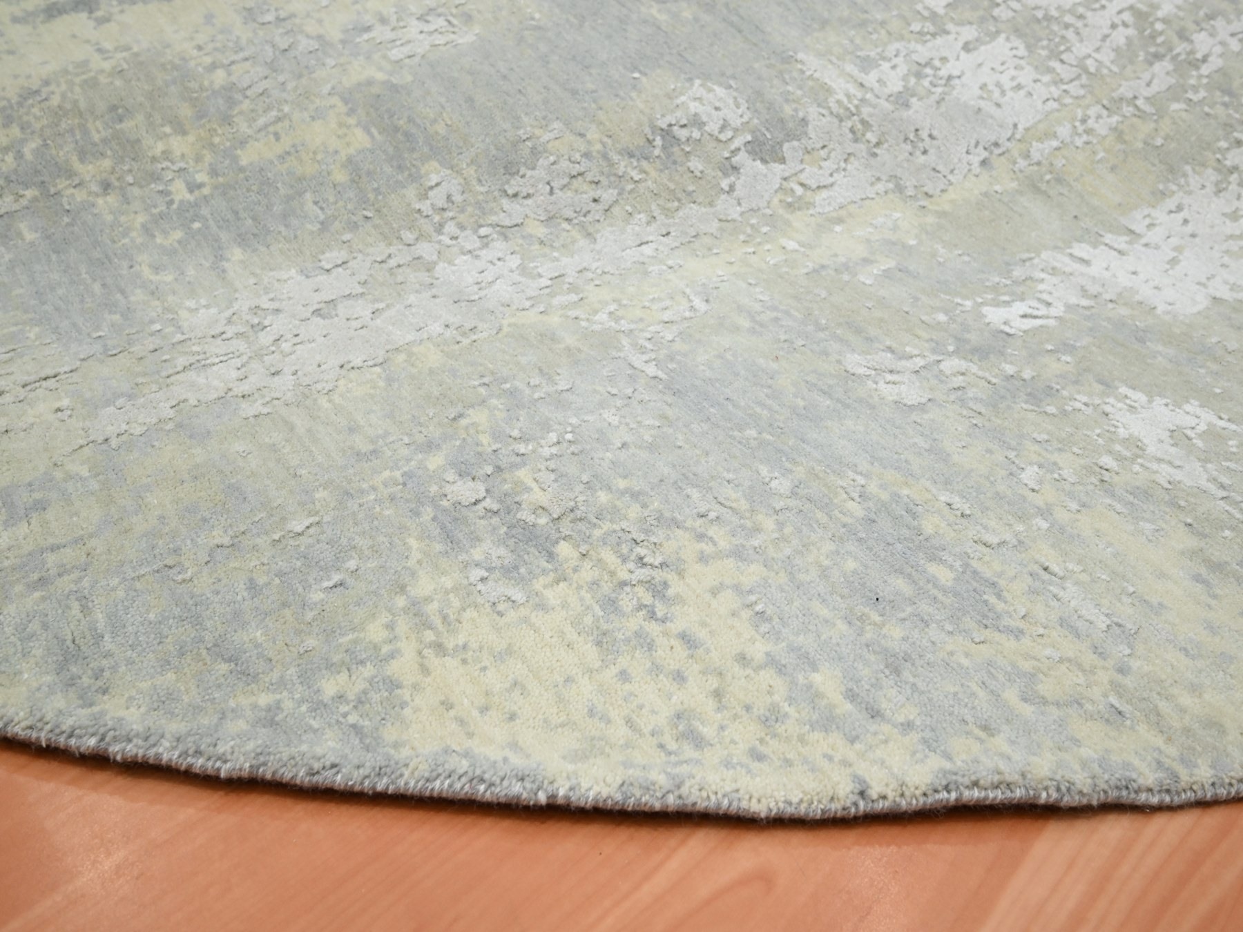 11'10"x11'10" Light Gray, Modern Abstract Design with Soft Colors, Wool and Pure Silk, Hand Knotted, Round, Oriental Rug HR75675 - Image 6