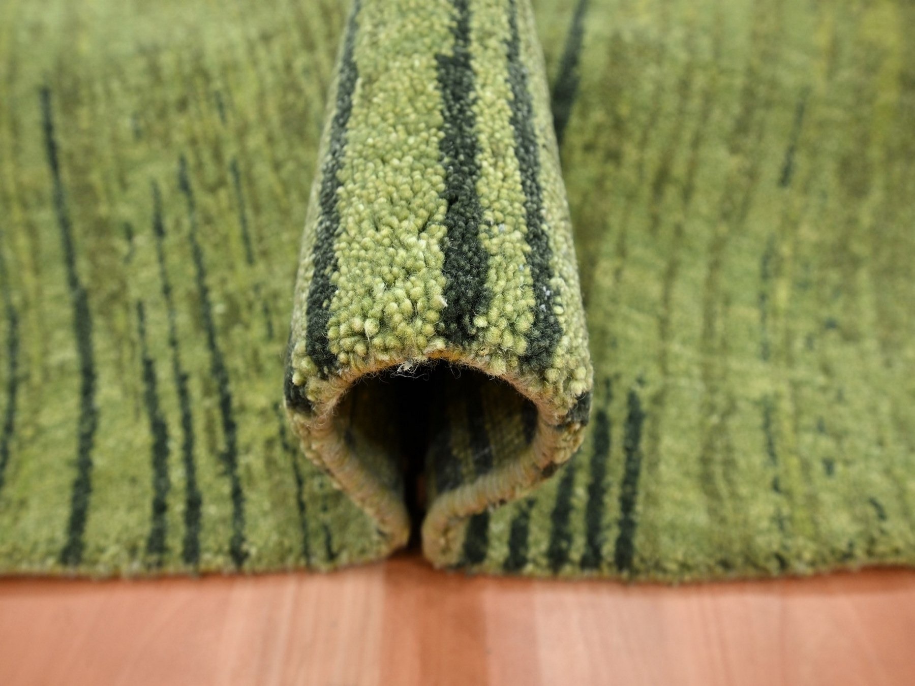 8'1"x8'1" Pickle Green, Vertical Ombre Design, Hand Knotted, Soft and Vibrant Wool, Densely Woven, Round, Oriental Rug HR75858 - Image 5