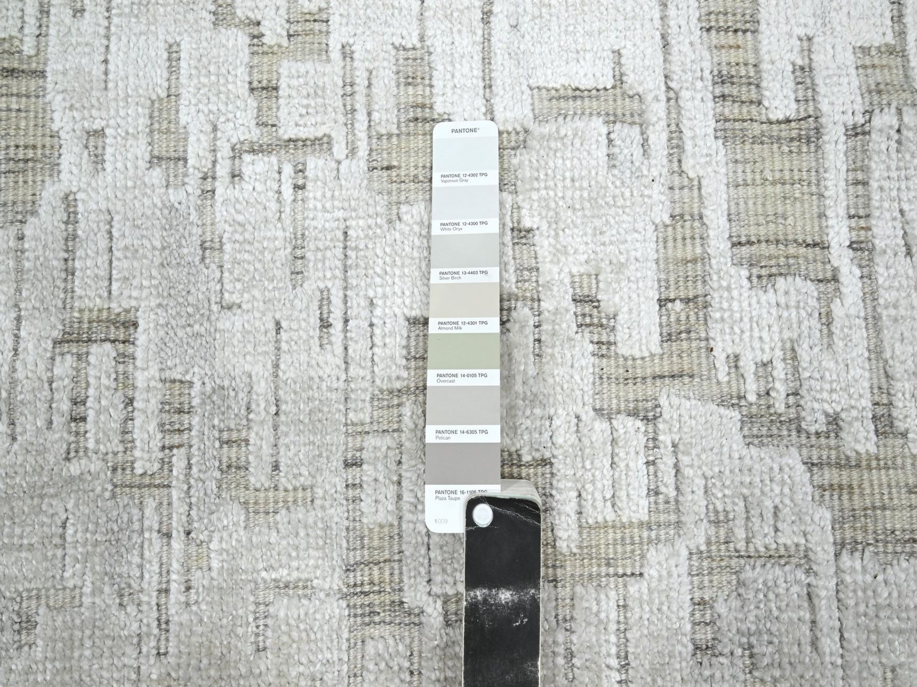 9'x12'2" Alabaster White, Pure Silk, Textured, Tone on Tone, Modern, Hand Knotted, Oriental Rug HR75875 - Image 7