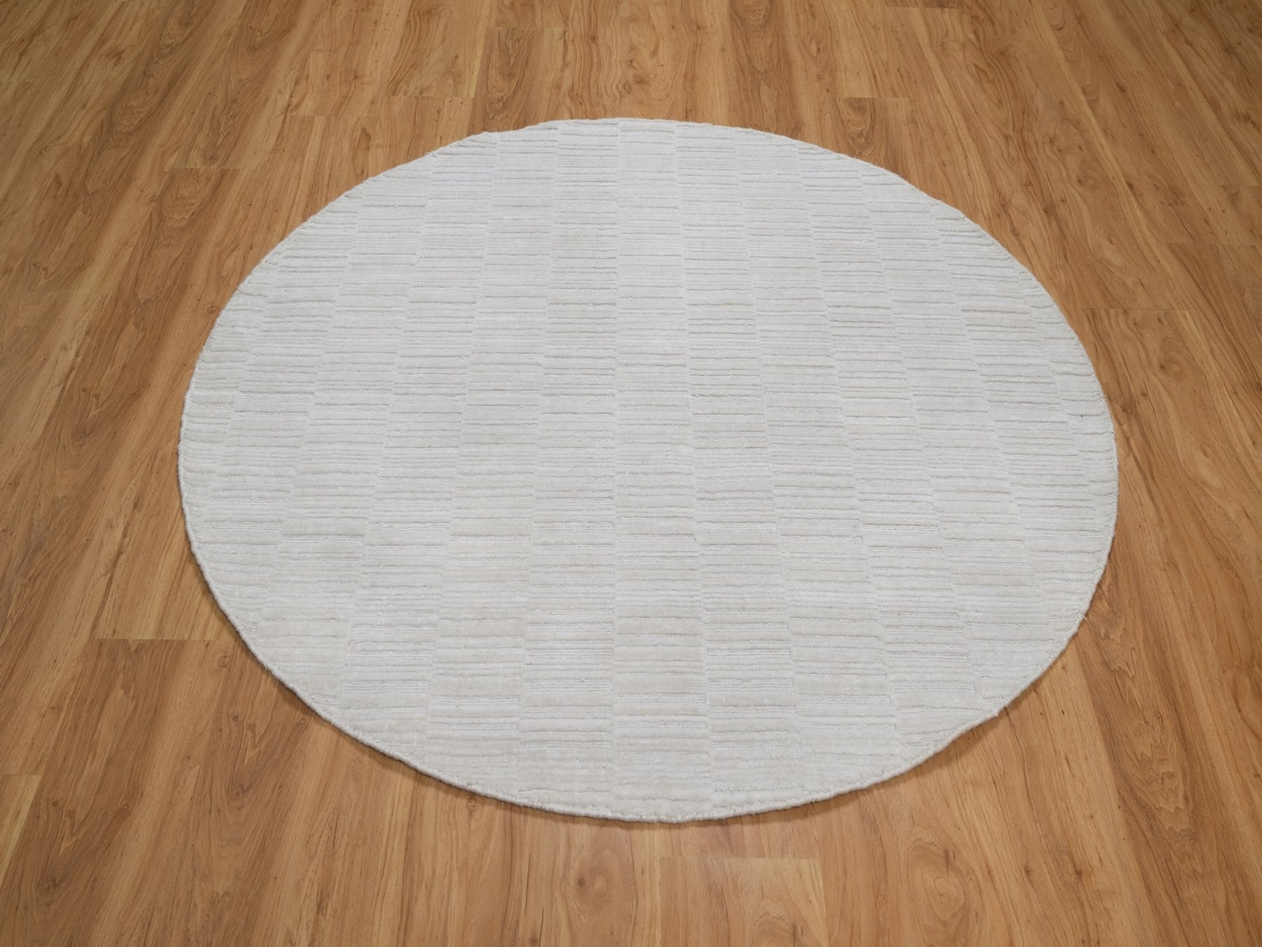 5'x5' Daisy White, Pure Wool, Hand Loomed, Plain Modern Striae Design, Tone on Tone, Soft to the Touch, Round, Oriental Rug HR92222 - Image 2