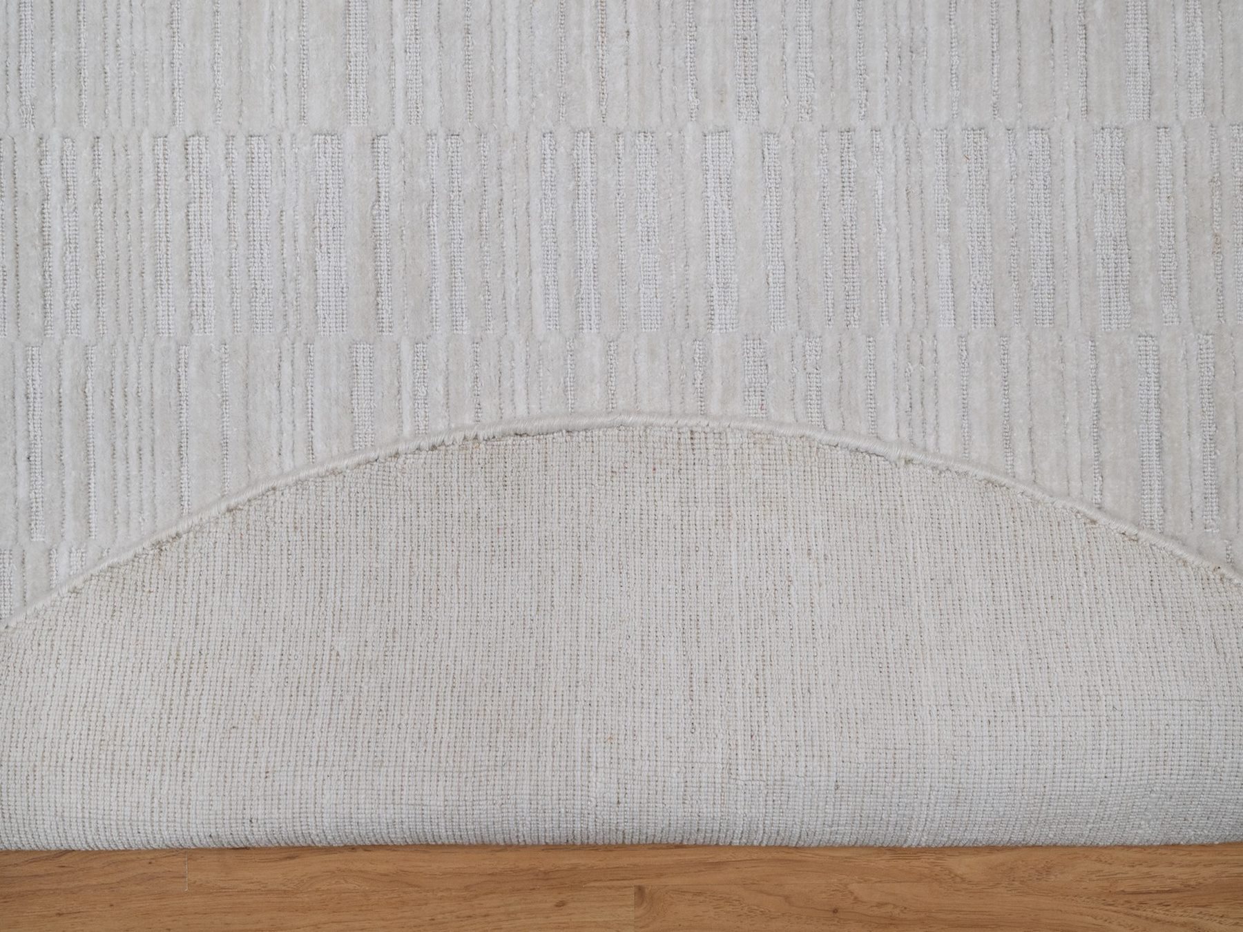 5'x5' Daisy White, Pure Wool, Hand Loomed, Plain Modern Striae Design, Tone on Tone, Soft to the Touch, Round, Oriental Rug HR92222 - Image 3