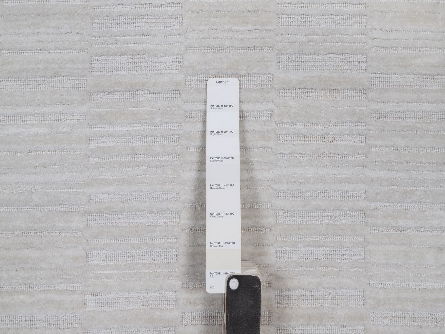 5'x5' Daisy White, Pure Wool, Hand Loomed, Plain Modern Striae Design, Tone on Tone, Soft to the Touch, Round, Oriental Rug HR92222 - Image 4