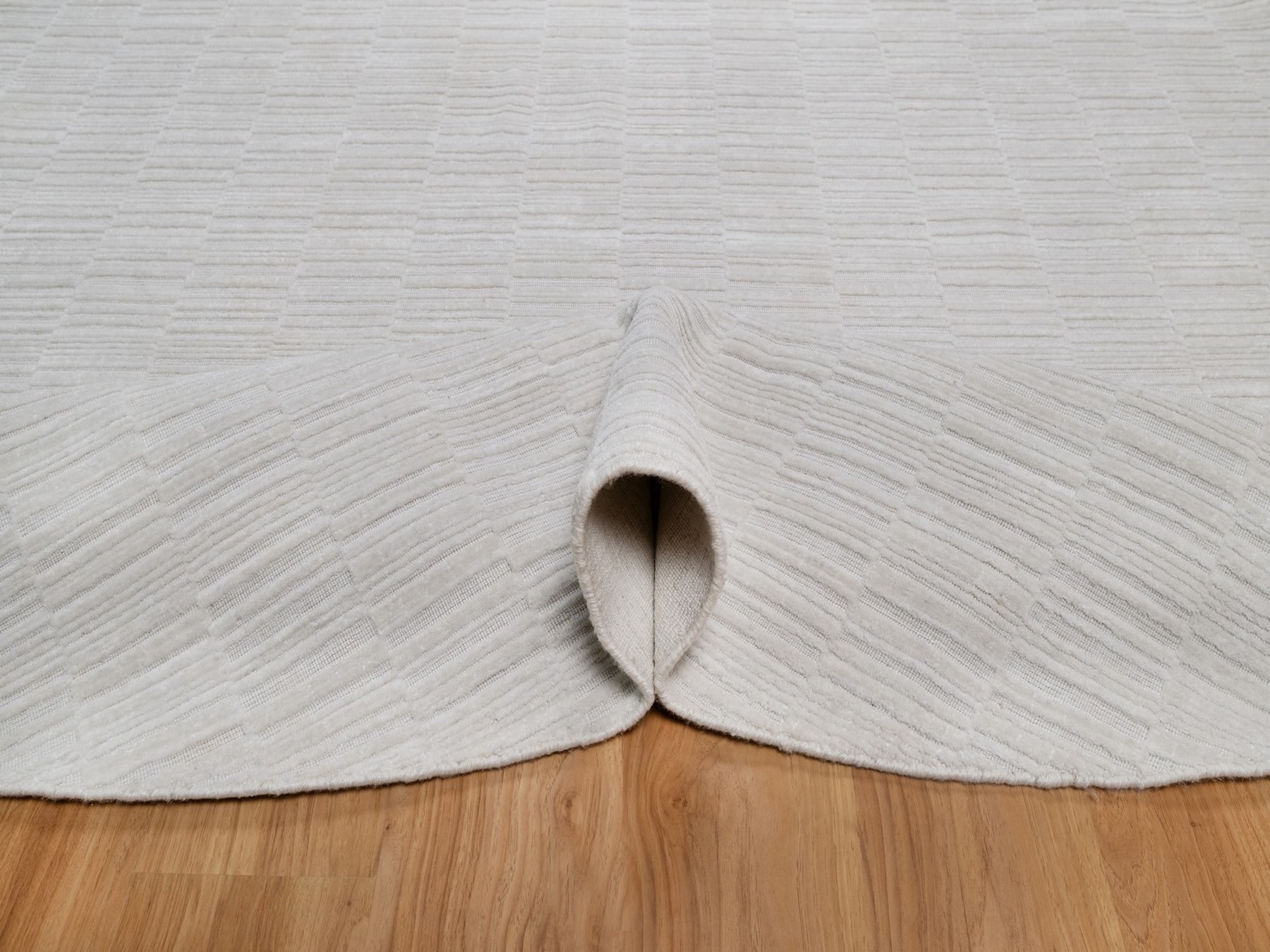 8'x8' Daisy White, Hand Loomed, Plain Modern Striae Design, Tone on Tone, Soft to the Touch, Pure Wool, Round, Oriental Rug HR92225 - Image 5