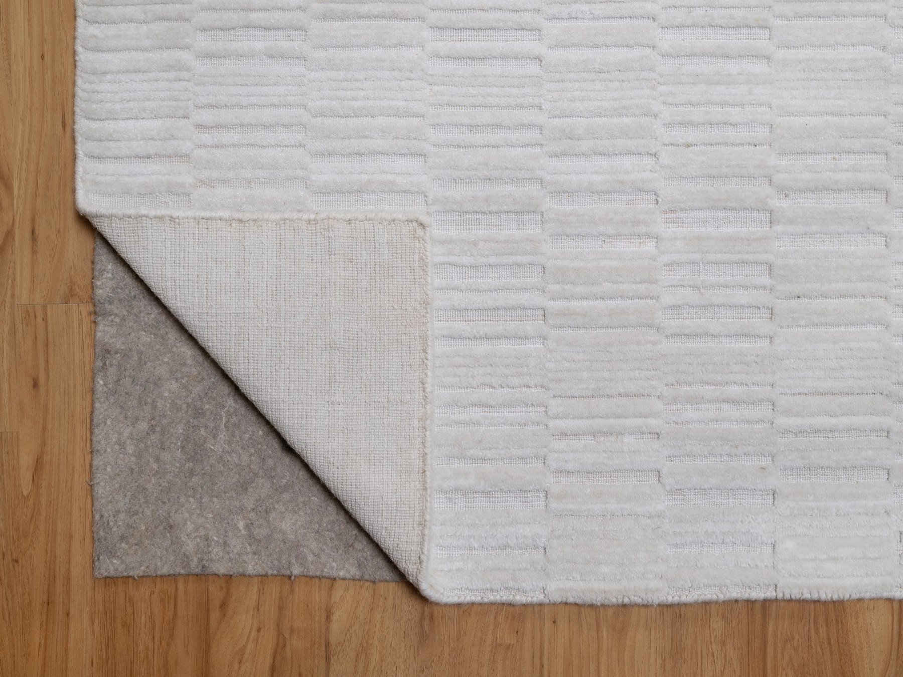 10'x14' Daisy White, Pure Wool, Plain Modern Striae Design, Tone on Tone, Soft to the Touch, Hand Loomed, Oriental Rug HR92228 - Image 4