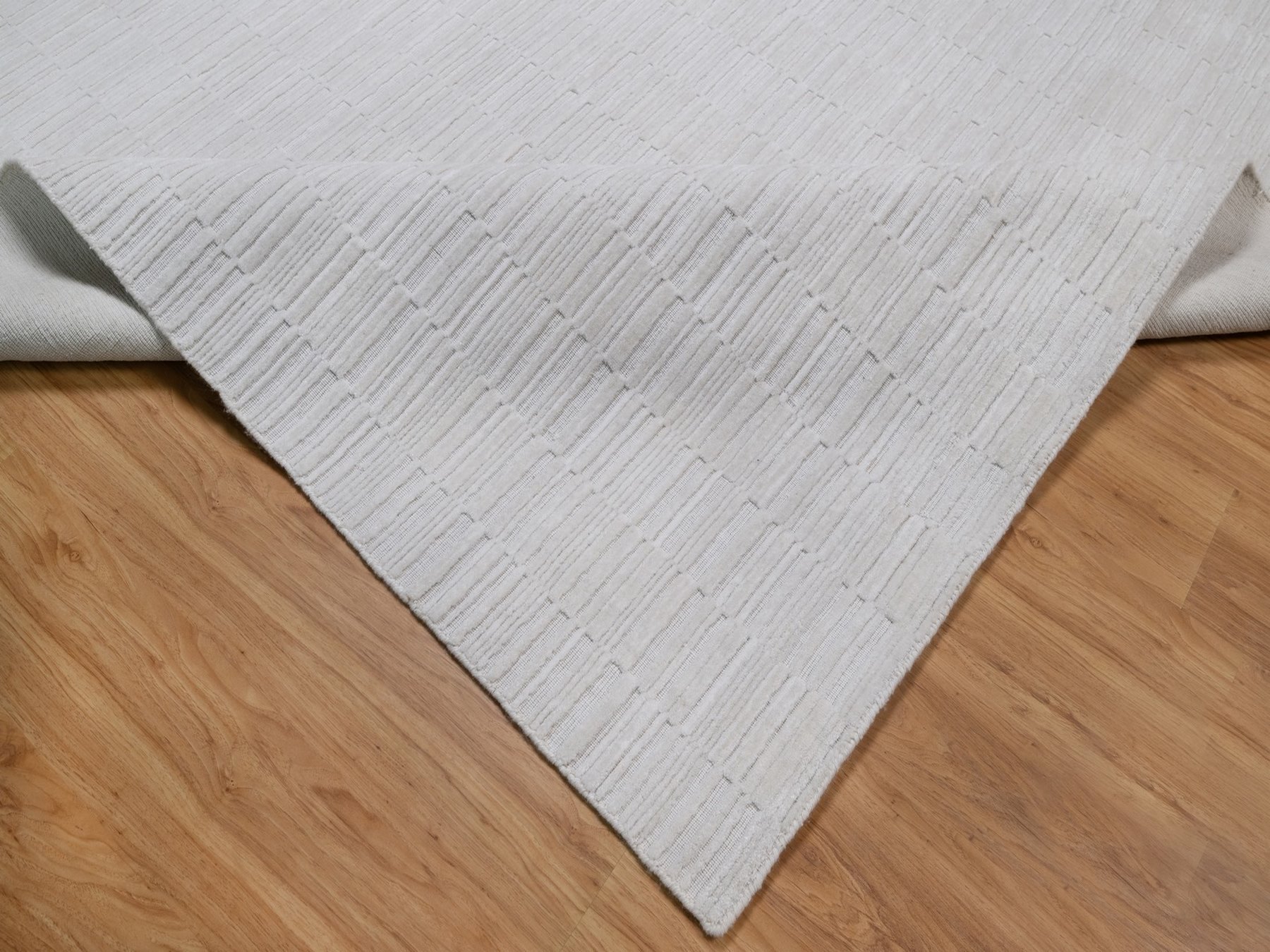 10'x14' Daisy White, Pure Wool, Plain Modern Striae Design, Tone on Tone, Soft to the Touch, Hand Loomed, Oriental Rug HR92228 - Image 6