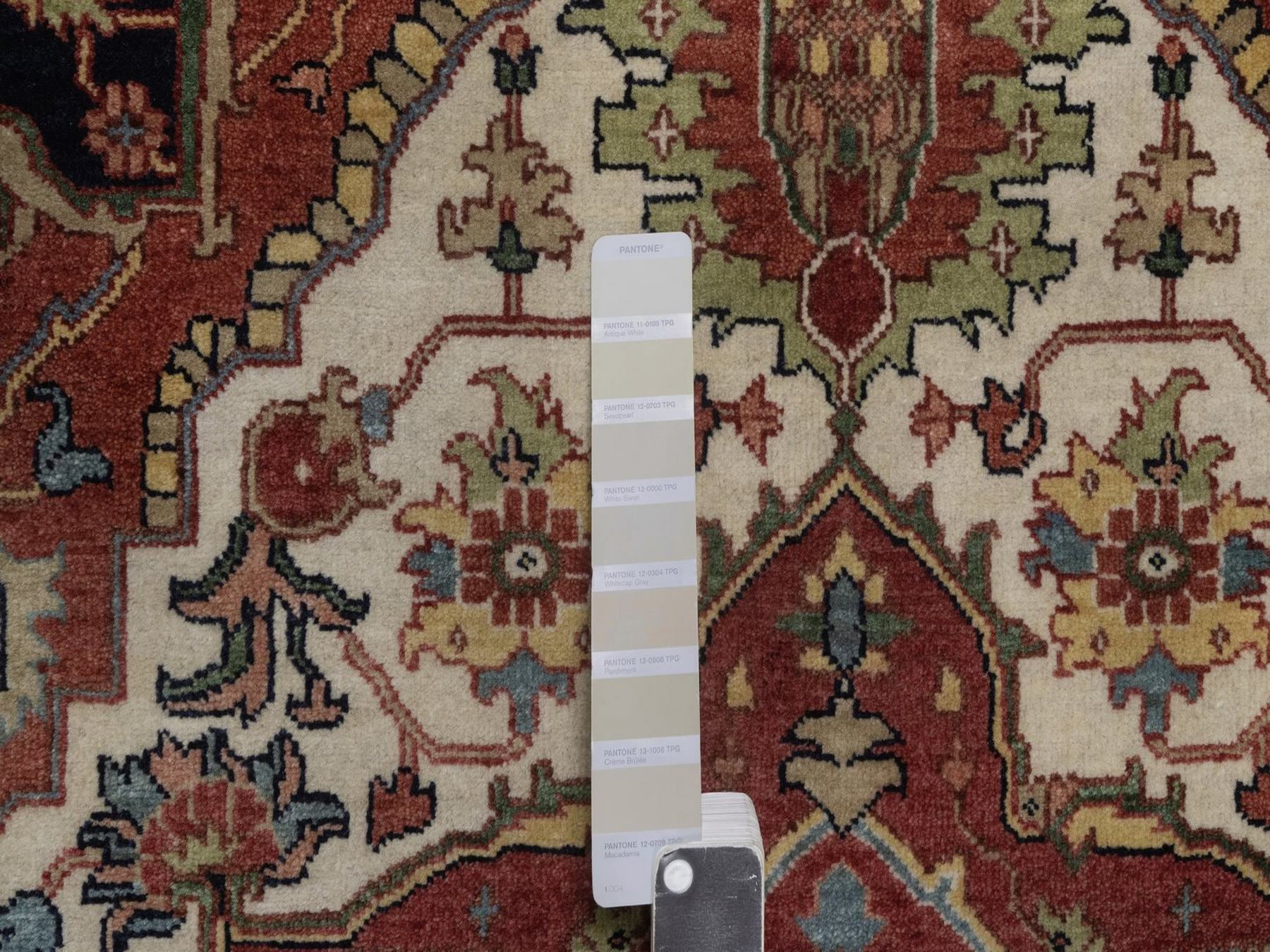 4'1"x6'2" Chiffon White, Antiqued Fine Heriz Re-Creation with Medallion Design, Hand Spun New Zealand Wool, Denser Weave, Vegetable Dyes, Hand Knotted, Oriental Rug HR92446 - Image 4