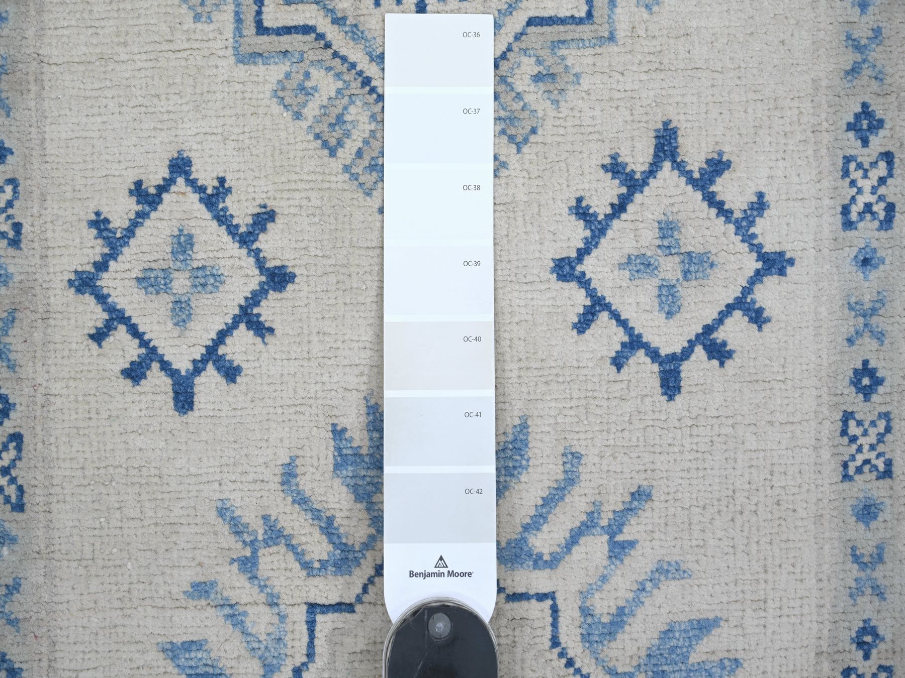 2'7"x7'9" Pearl White, Vintage Look Kazak with Geometric Medallions, Hand Knotted, 100% Wool, Natural Dyes, Runner, Oriental Rug HR21963 - Image 3