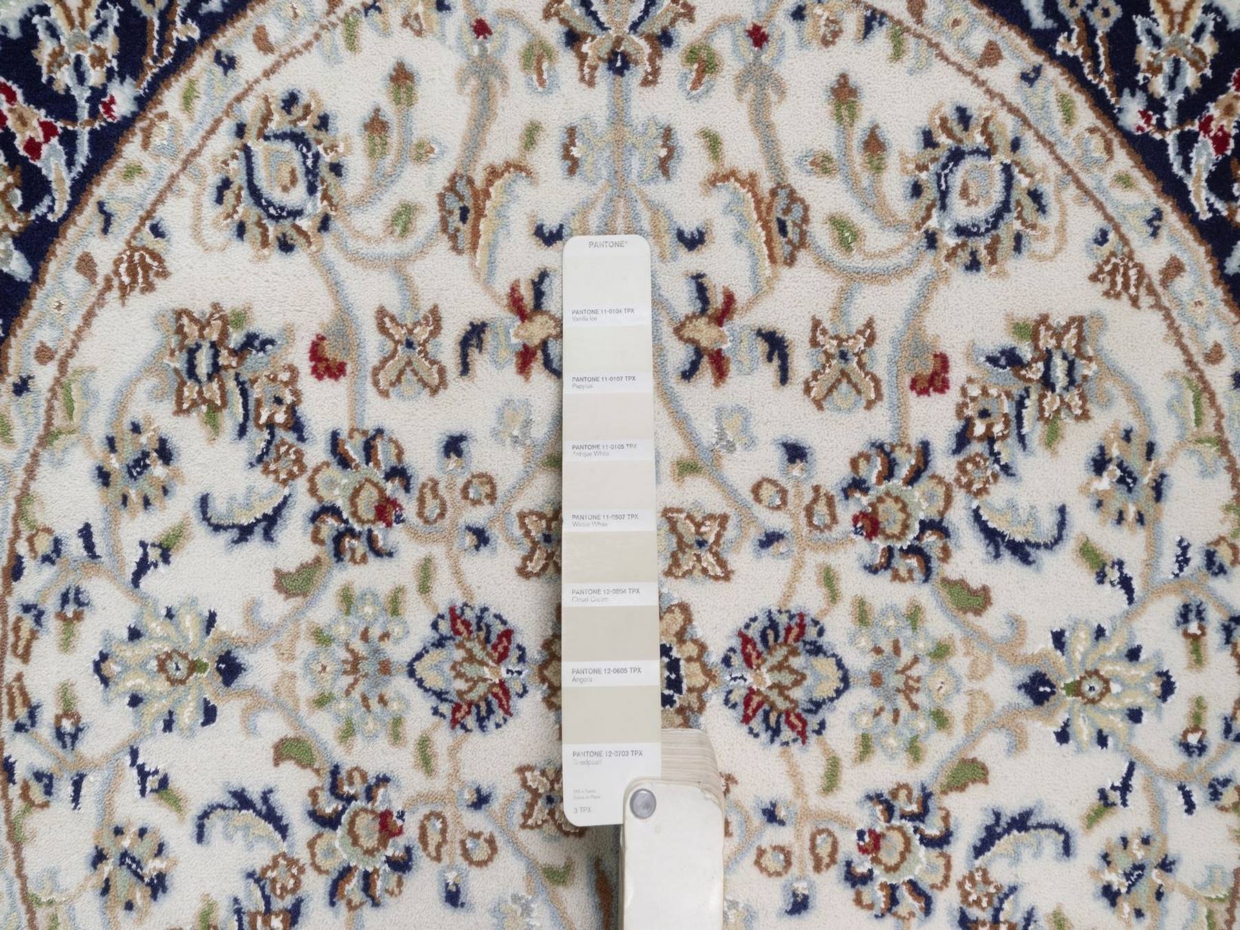 3'3"x3'3" Pearl White, Nain with All Over Floral Pattern, Hand Knotted, 250 KPSI, Soft Pile, Wool and Silk, Round, Oriental Rug HR92472 - Image 4