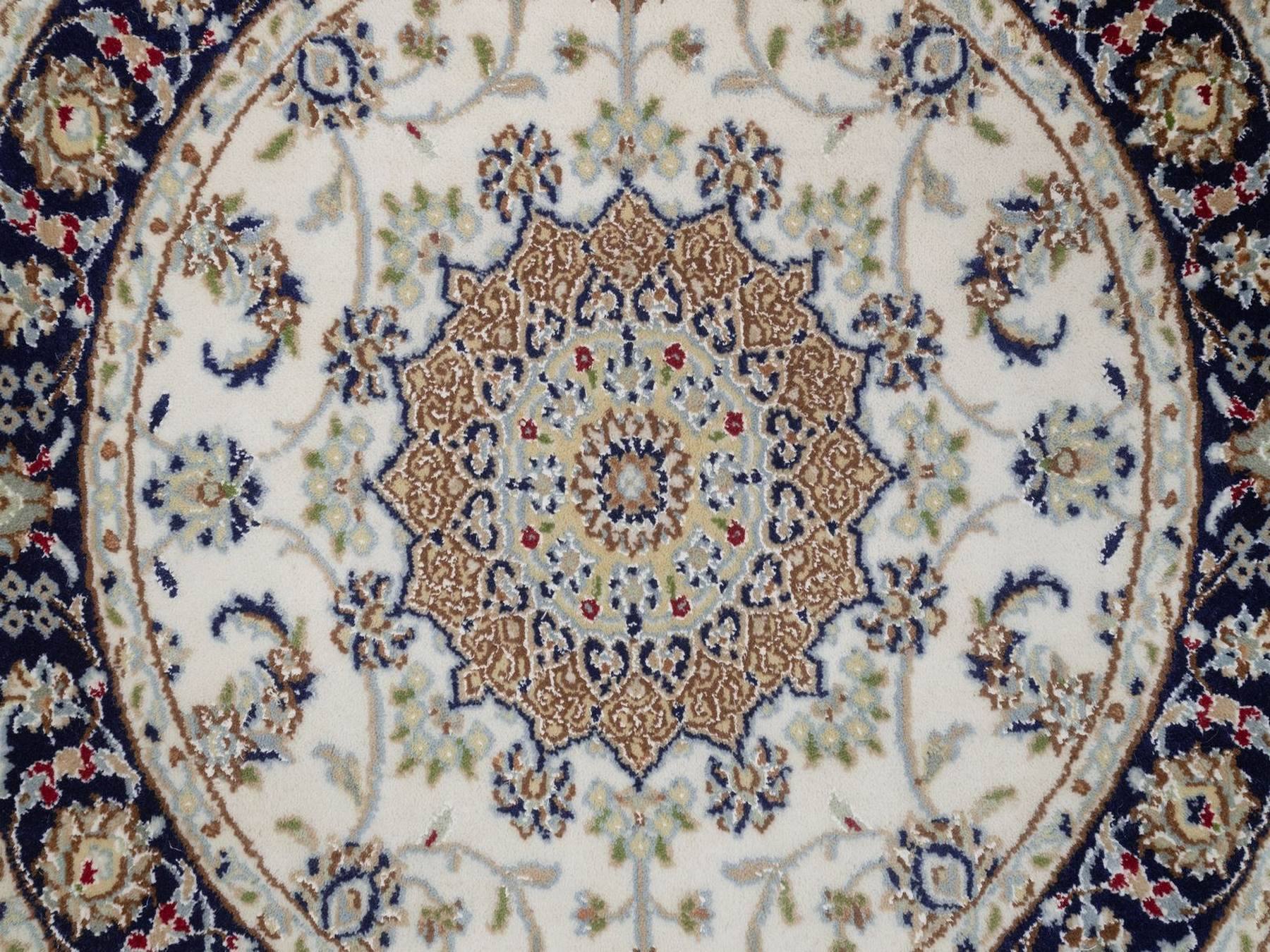 3'2"x3'2" Pearl White, Nain with Flower Medallion Design, Wool and Silk, 250 KPSI, Hand Knotted, Soft Pile, Round, Oriental Rug HR92481 - Image 5