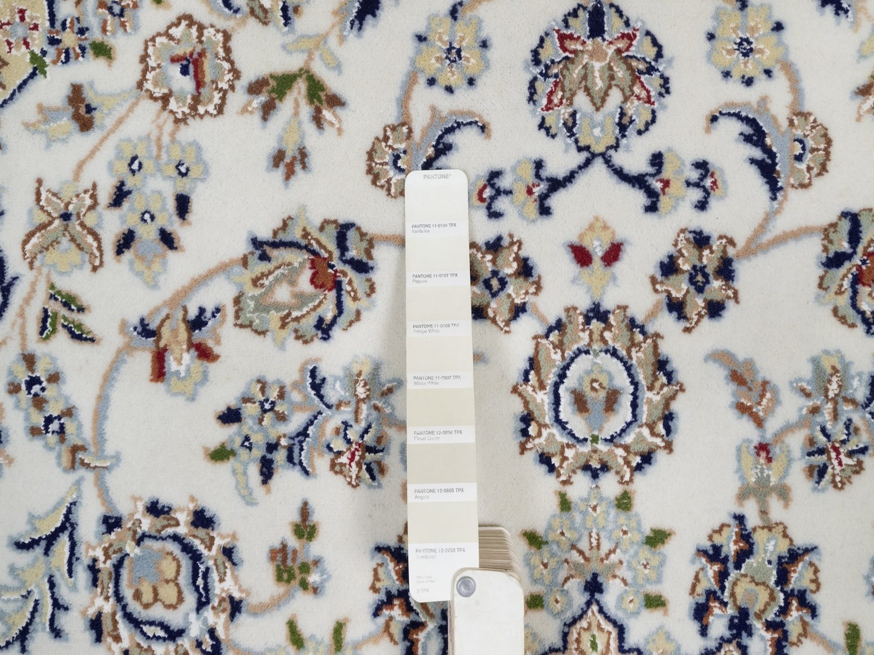 5'2"x7'1" Pearl White, Nain with Flower Medallion Design, Hand Knotted, Wool and Silk, 250 KPSI, Soft Pile, Oriental Rug HR92523 - Image 4