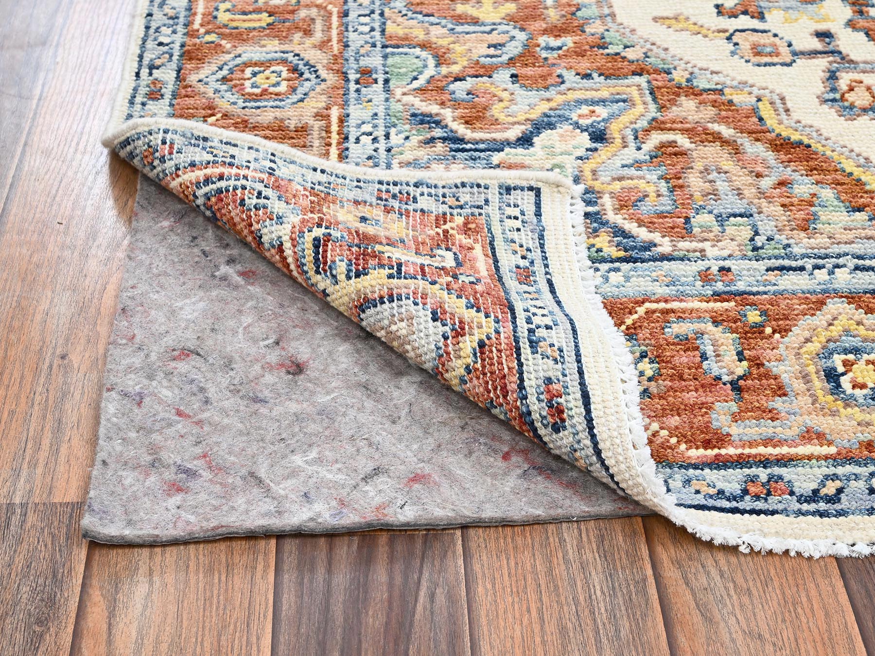 4'10"x6'9" Pearl White, Turkish Knot, Heriz with Medallion Design, Hand Knotted, Sheared Low, 100% Wool, Oriental Rug HR2803 - Image 3