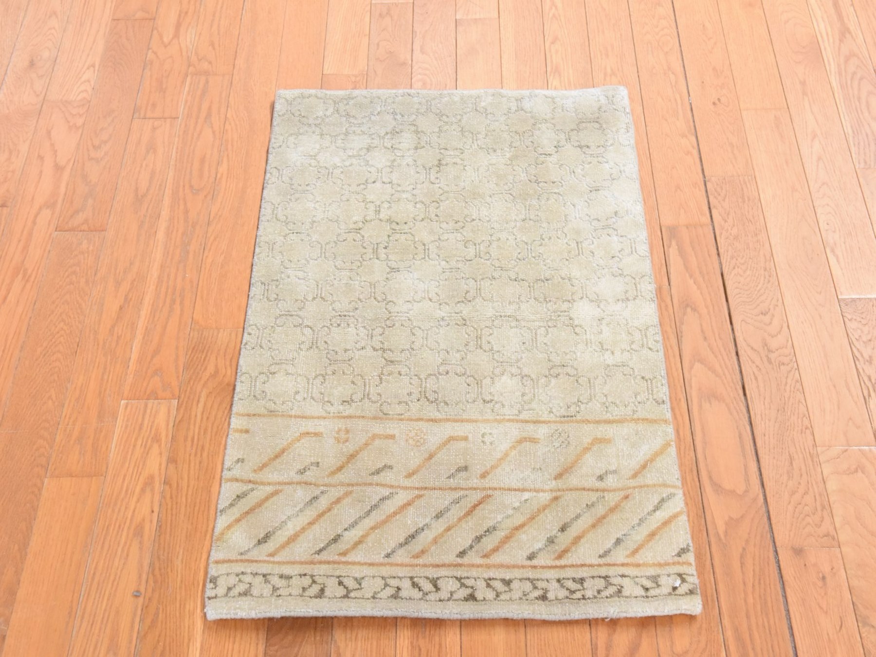 2'1"x3' Oyster White, Khotan Design, Silk, Hand Knotted, Sample, Mat, Oriental Rug HR78647 - Image 2