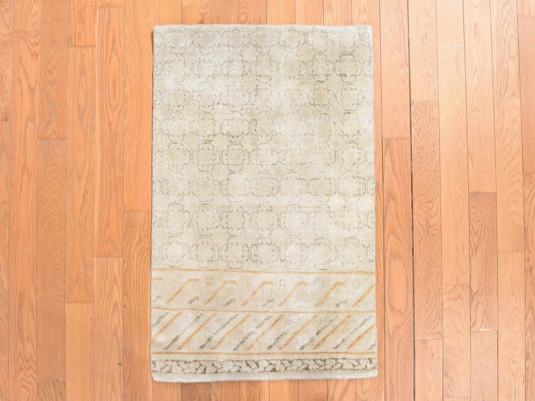 2'1"x3' Oyster White, Khotan Design, Silk, Hand Knotted, Sample, Mat, Oriental Rug HR78647 - Image 8