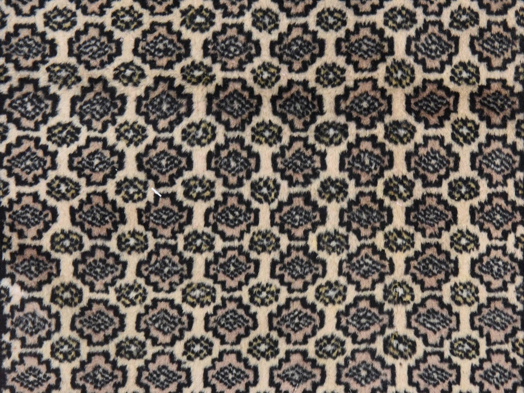 1'6"x2'2" Chiffon White, Bokara Repetitive Design, Hand Knotted, 100% Wool, Mat, Oriental Rug HR78657 - Image 4