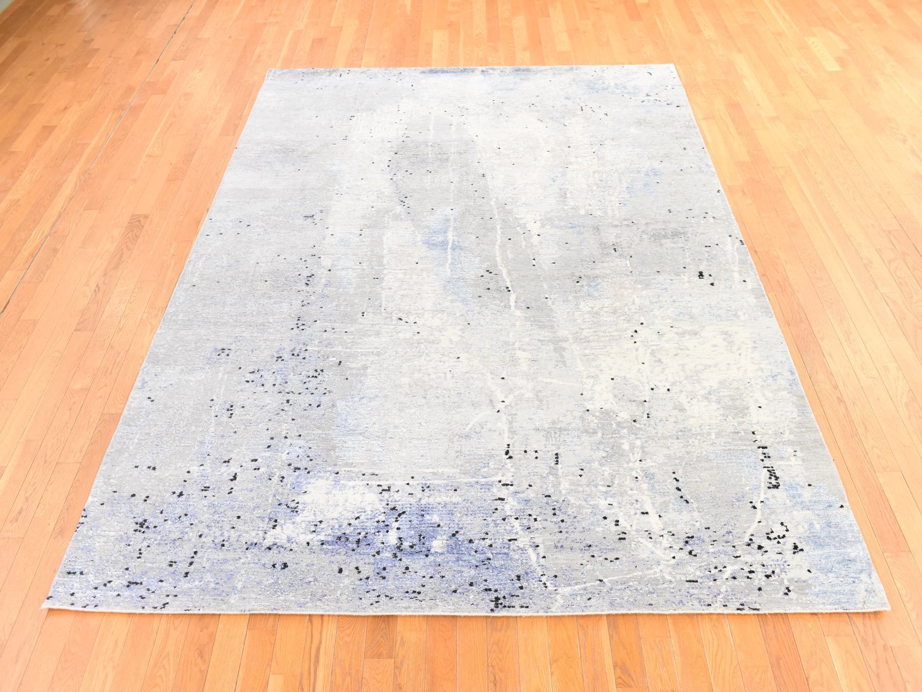 7'9"x10'3" Pastel Gray, Abstract Design with Soft Blues, Wool and Silk, Hand Knotted, Oriental Rug HR78669 - Image 2