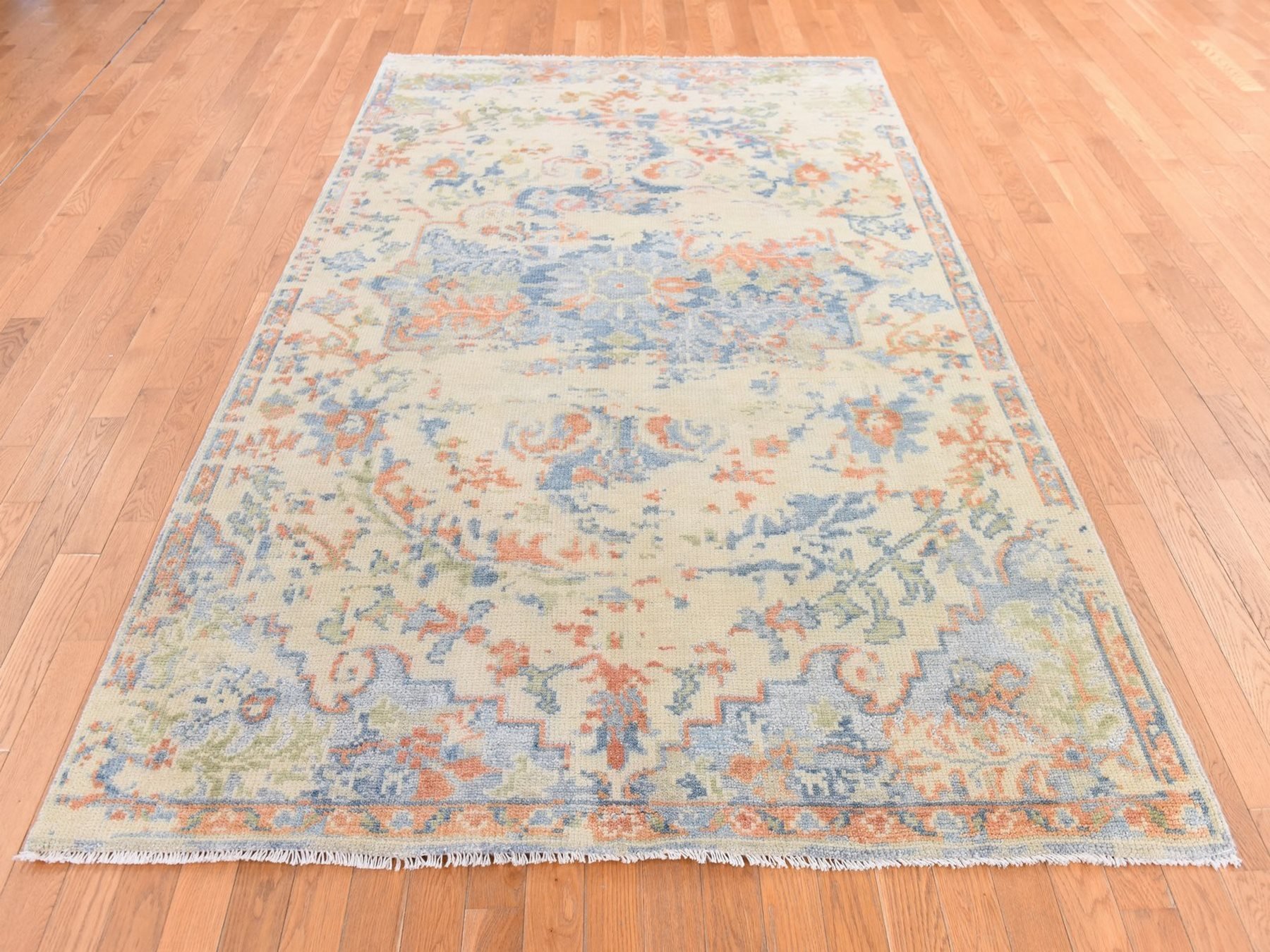 5'9"x9' Alabaster White, Variegated Broken Heriz Design, Supple Collection, Pure Wool, Hand Knotted, Oriental Rug HR78689 - Image 2