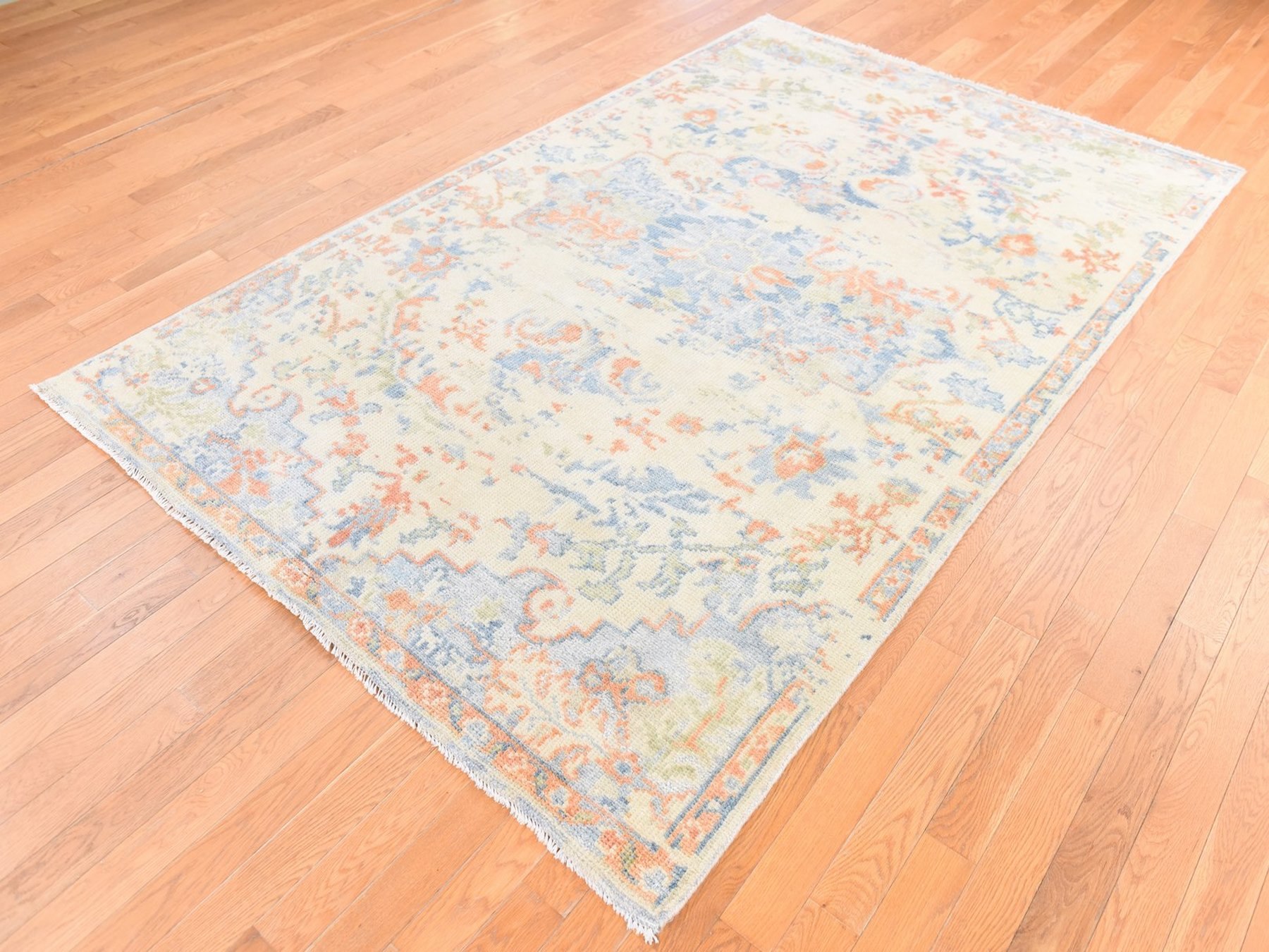 5'9"x9' Alabaster White, Variegated Broken Heriz Design, Supple Collection, Pure Wool, Hand Knotted, Oriental Rug HR78689 - Image 4