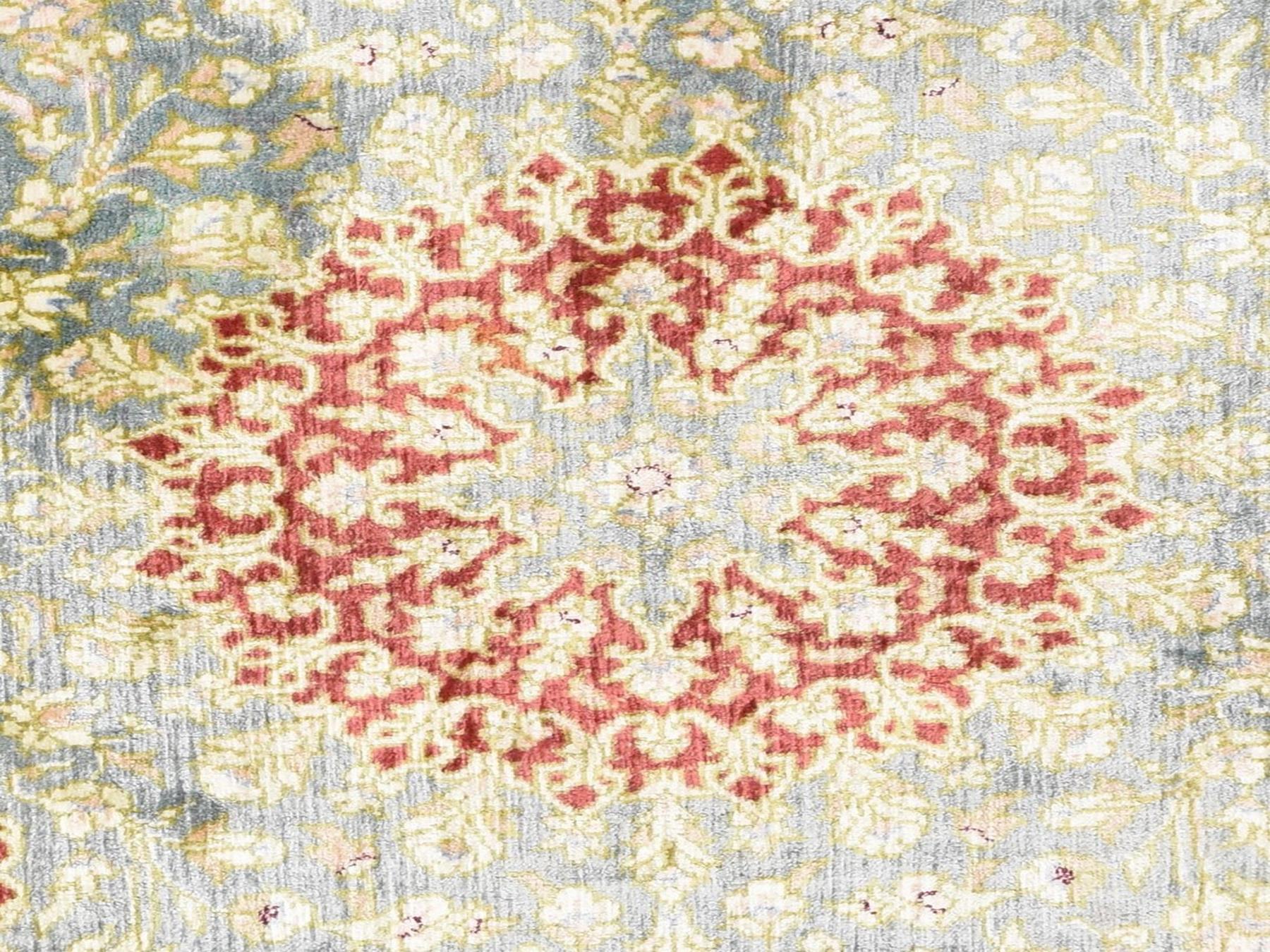 1'7"x2'4" Pistachio Green, Pure Silk, Vintage Persian Ghom with Star Design, 600 KPSI, Signed, Hand Knotted, Mat, Oriental Rug HR78715 - Image 4