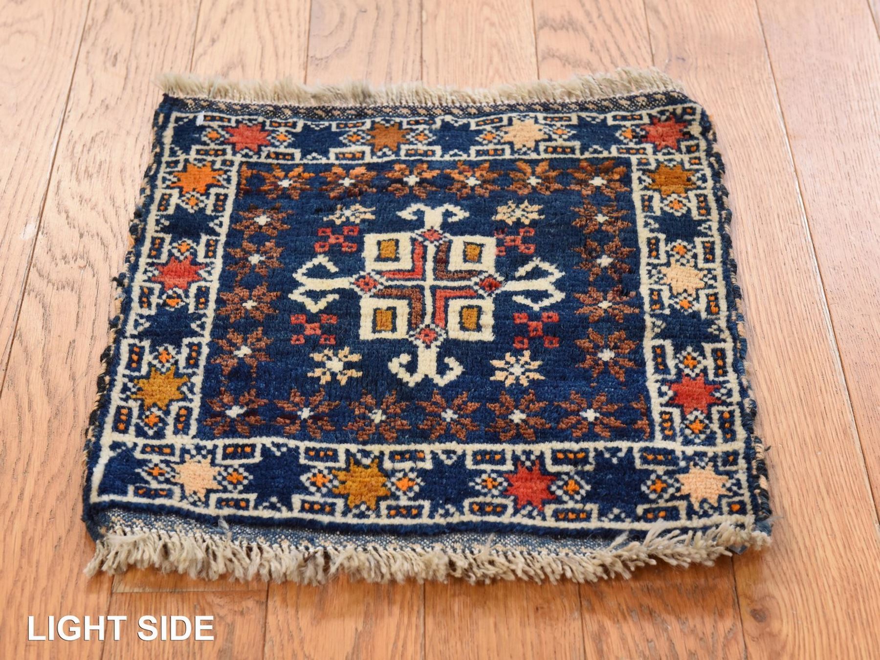 1'4"x1'4" Yale Blue, Antique Qashqai Bag Face, Hand Knotted, 100% Wool, Mat, Square, Oriental Rug HR78804 - Image 3