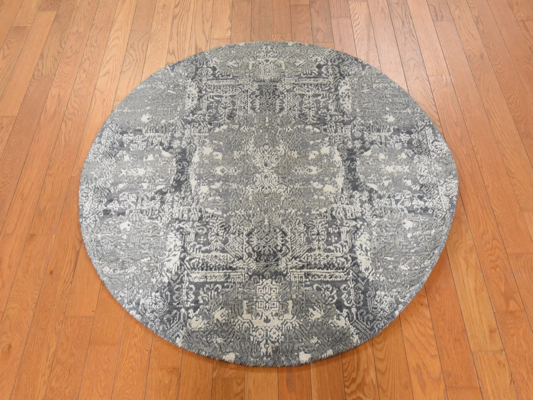 4'x4' Cloud Gray, Wool and Pure Silk, Jewellery Design, Hand Knotted, Round, Oriental Rug HR78942 - Image 2