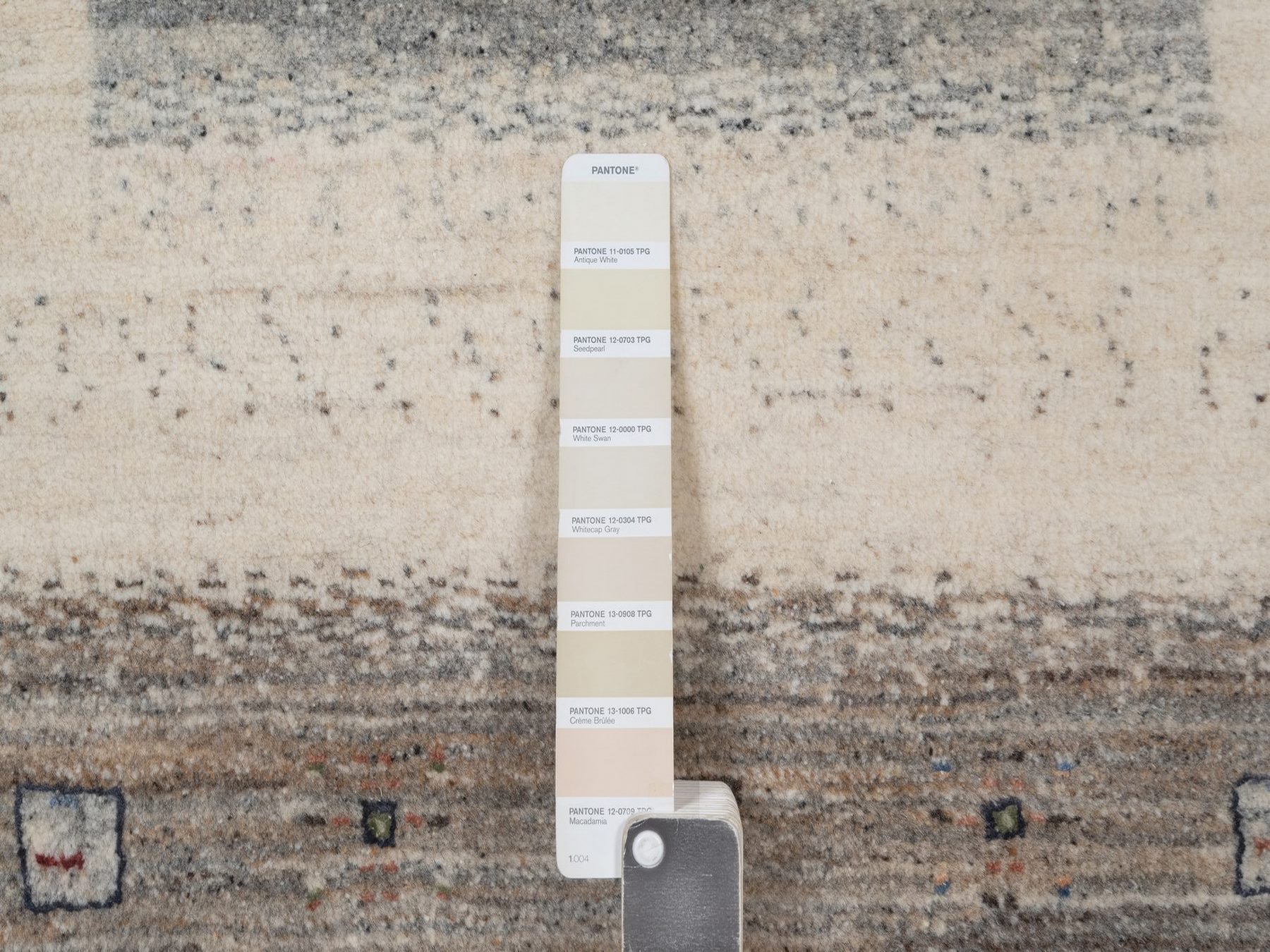 2'10"x5'4" Parchment White, Hand Knotted, Lori Buft Gabbeh with Small Animal and Human Figurines, Modern, Pure Wool, Thick and Plush, Oriental Rug HR92628 - Image 4
