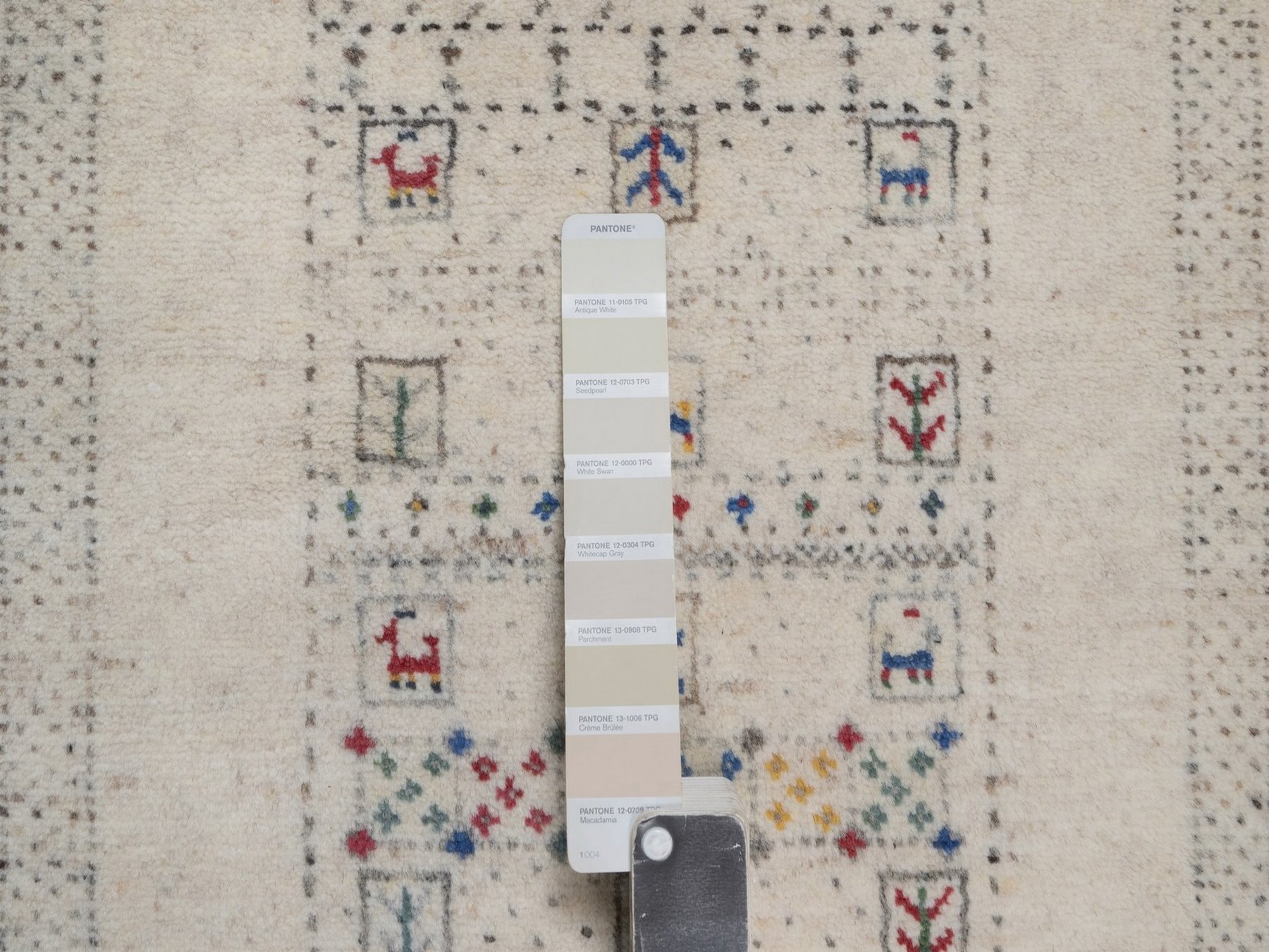 2'x3' Parchment White, Modern, Lori Buft Gabbeh with Small Animal Figurines, Soft Wool, Hand Knotted, Thick and Plush, Mat, Sample, Oriental Rug HR92634 - Image 4
