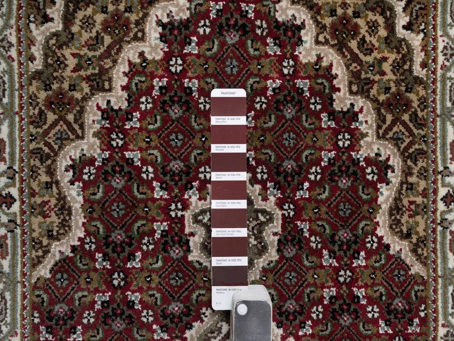 2'5"x4'9" Rhubarb Red, Hand Knotted, Tabriz Mahi with Fish Medallion Design, 100% Wool, 175 KPSI, Oriental Rug HR92664 - Image 4