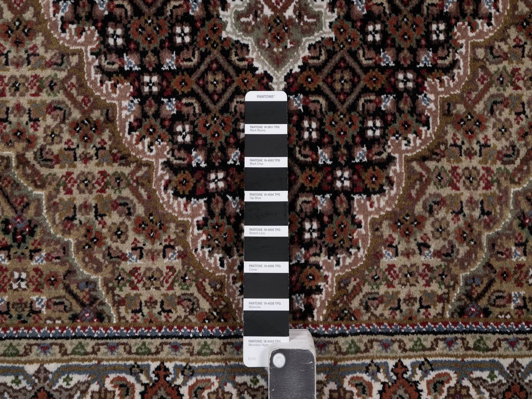 2'9"x5'3" Midnight Black, Hand Knotted, Tabriz Mahi with Fish Medallion Design, 100% Wool, 175 KPSI, Oriental Rug HR92672 - Image 4