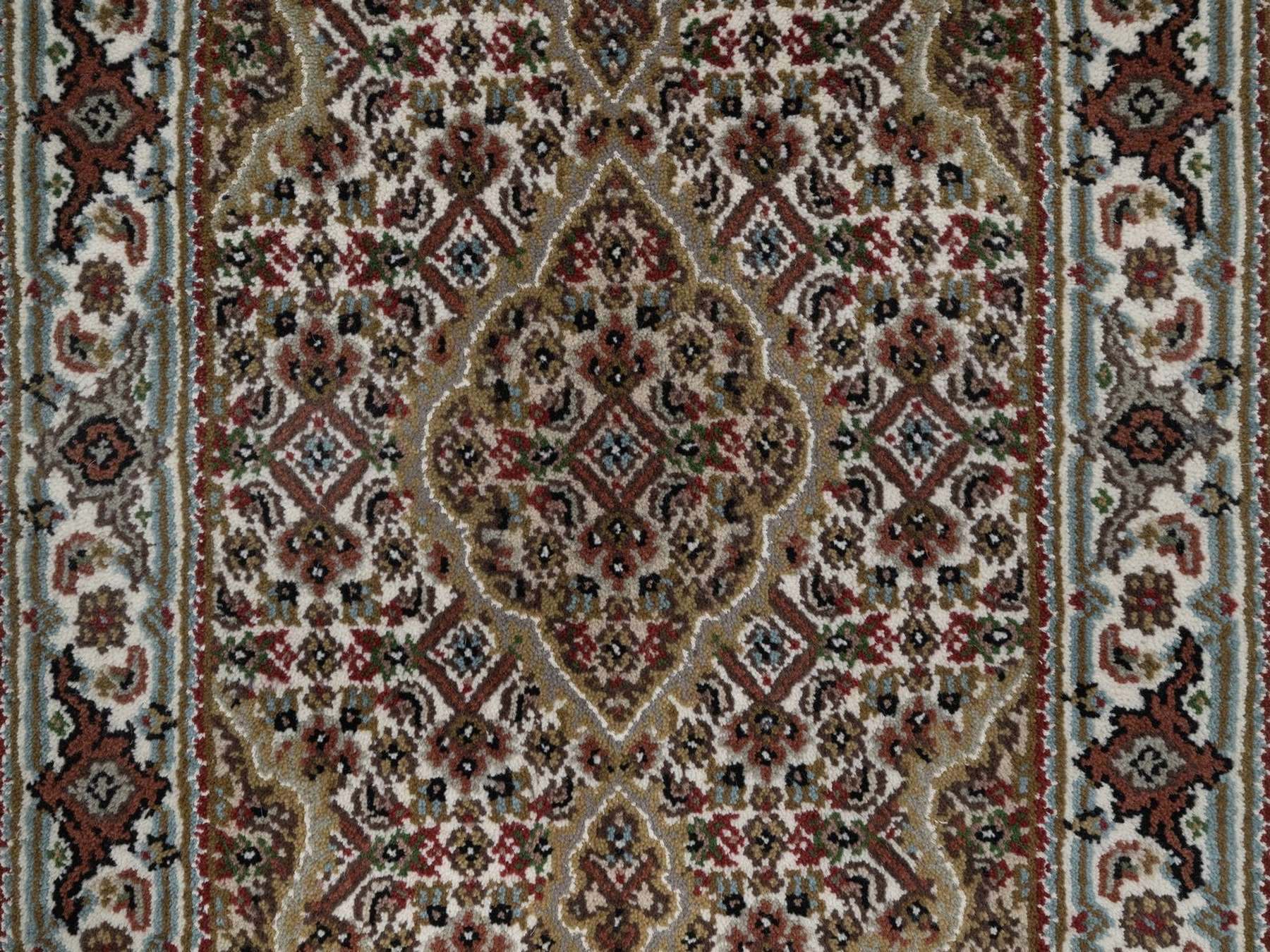 2'x3'1" Pearl White, Tabriz Mahi with Fish Medallion Design, Hand Knotted, 100% Wool, 175 KPSI, Sample, Mat, Oriental Rug HR92680 - Image 5