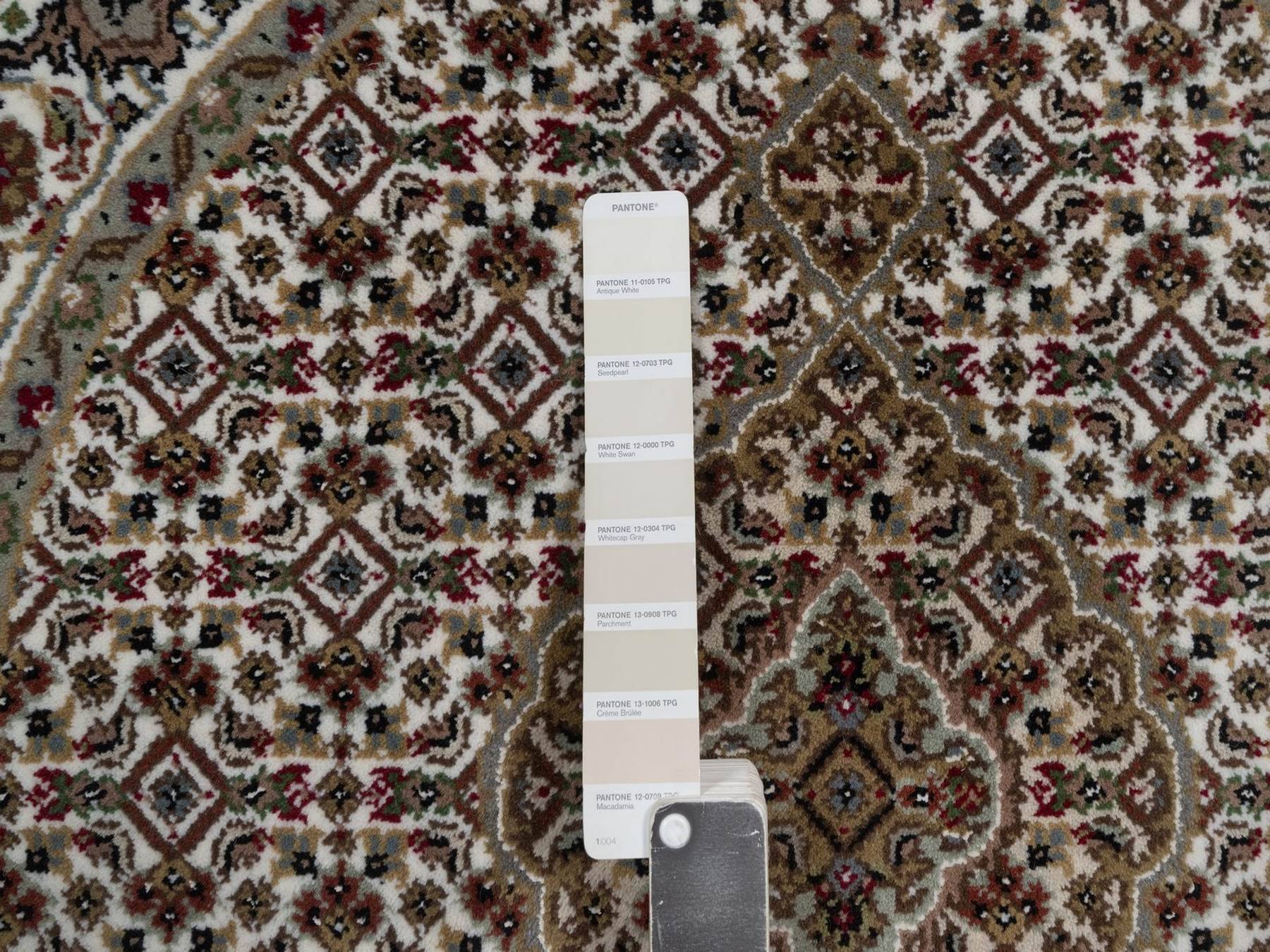 3'4"x3'4" Pearl White, Tabriz Mahi with Fish Medallion Design, 100% Wool, Hand Knotted, 175 KPSI, Round, Oriental Rug HR92706 - Image 4