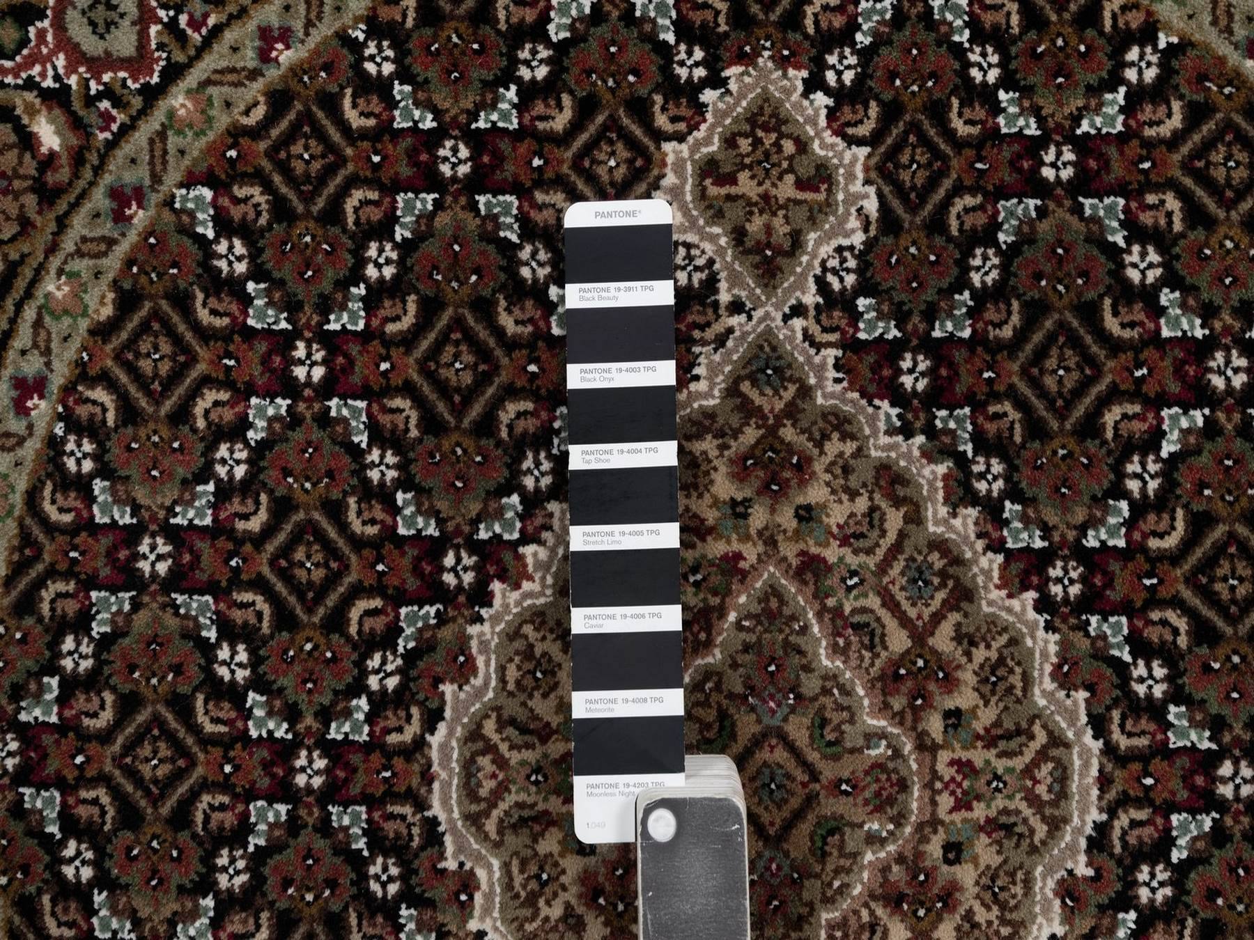 3'3"x3'3" Midnight Black, 175 KPSI, Tabriz Mahi with Fish Medallion Design, Hand Knotted, 100% Wool, Round, Oriental Rug HR92712 - Image 4