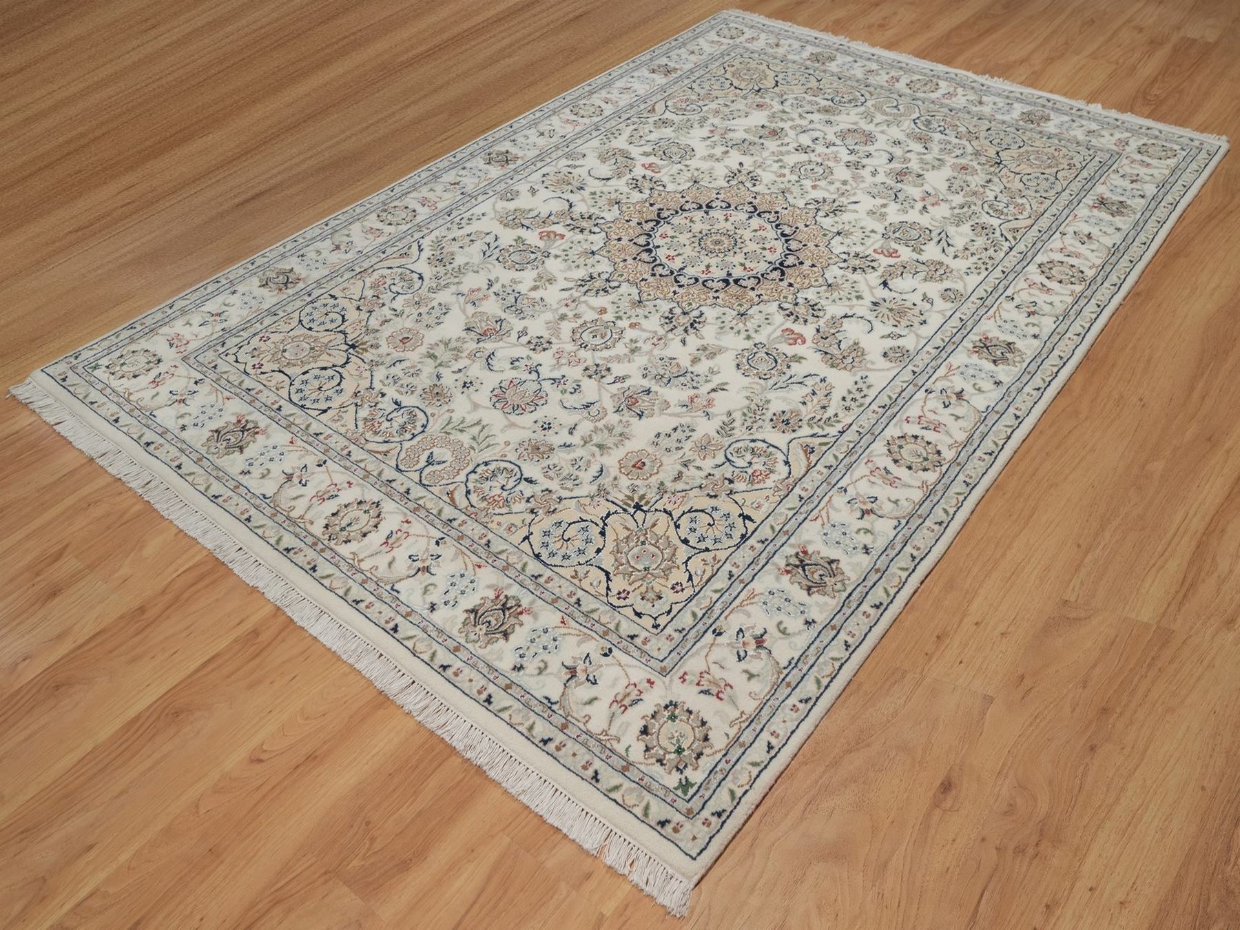 6'x9' Pearl White, Hand Knotted, Nain with Flower Medallion Design, Wool and Silk, 250 KPSI, Soft Pile, Oriental Rug HR92745 - Image 3