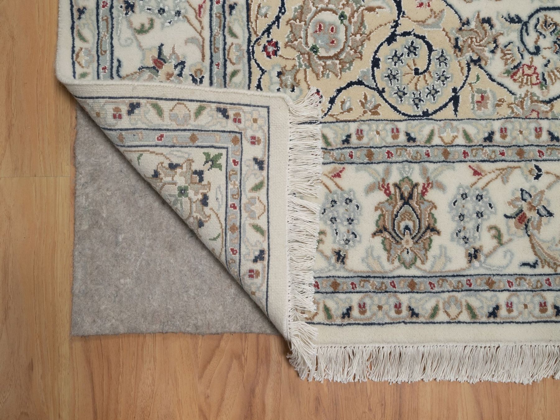 6'x9' Pearl White, Hand Knotted, Nain with Flower Medallion Design, Wool and Silk, 250 KPSI, Soft Pile, Oriental Rug HR92745 - Image 4