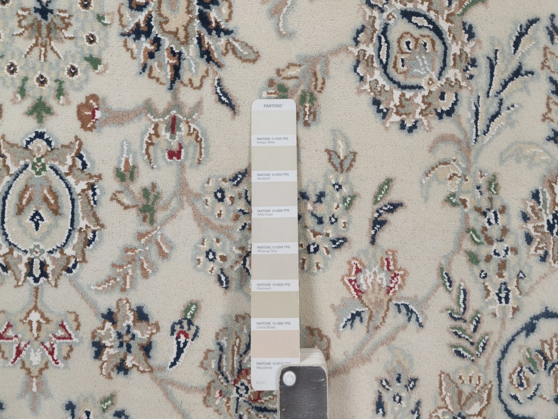 6'x9' Pearl White, Hand Knotted, Nain with Flower Medallion Design, Wool and Silk, 250 KPSI, Soft Pile, Oriental Rug HR92745 - Image 7
