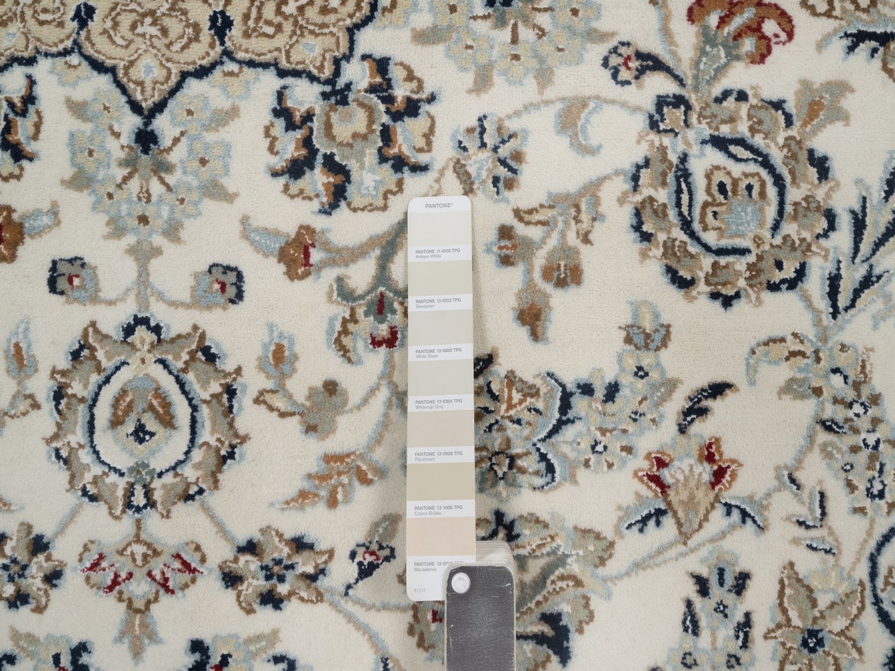 6'2"x9' Pearl White, Hand Knotted, Nain with Flower Medallion Design, Wool and Silk, 250 KPSI, Soft Pile, Oriental Rug HR92750 - Image 7