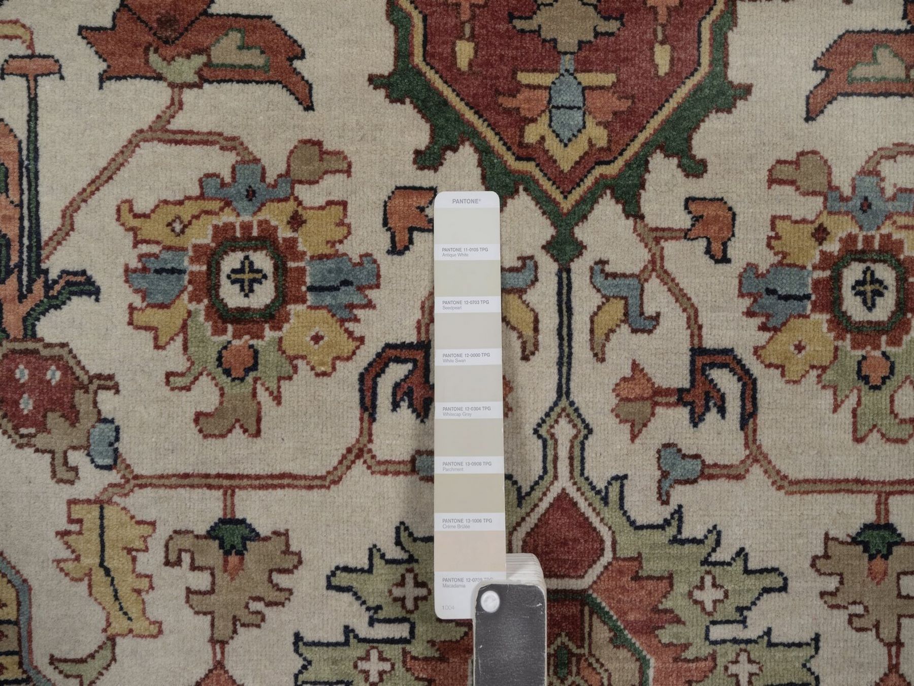6'x9' Chiffon White, Antiqued Fine Heriz Re-Creation with Medallion Design, Hand Knotted, Hand Spun New Zealand Wool, Soft Pile, Vegetable Dyes, Oriental Rug HR92783 - Image 7
