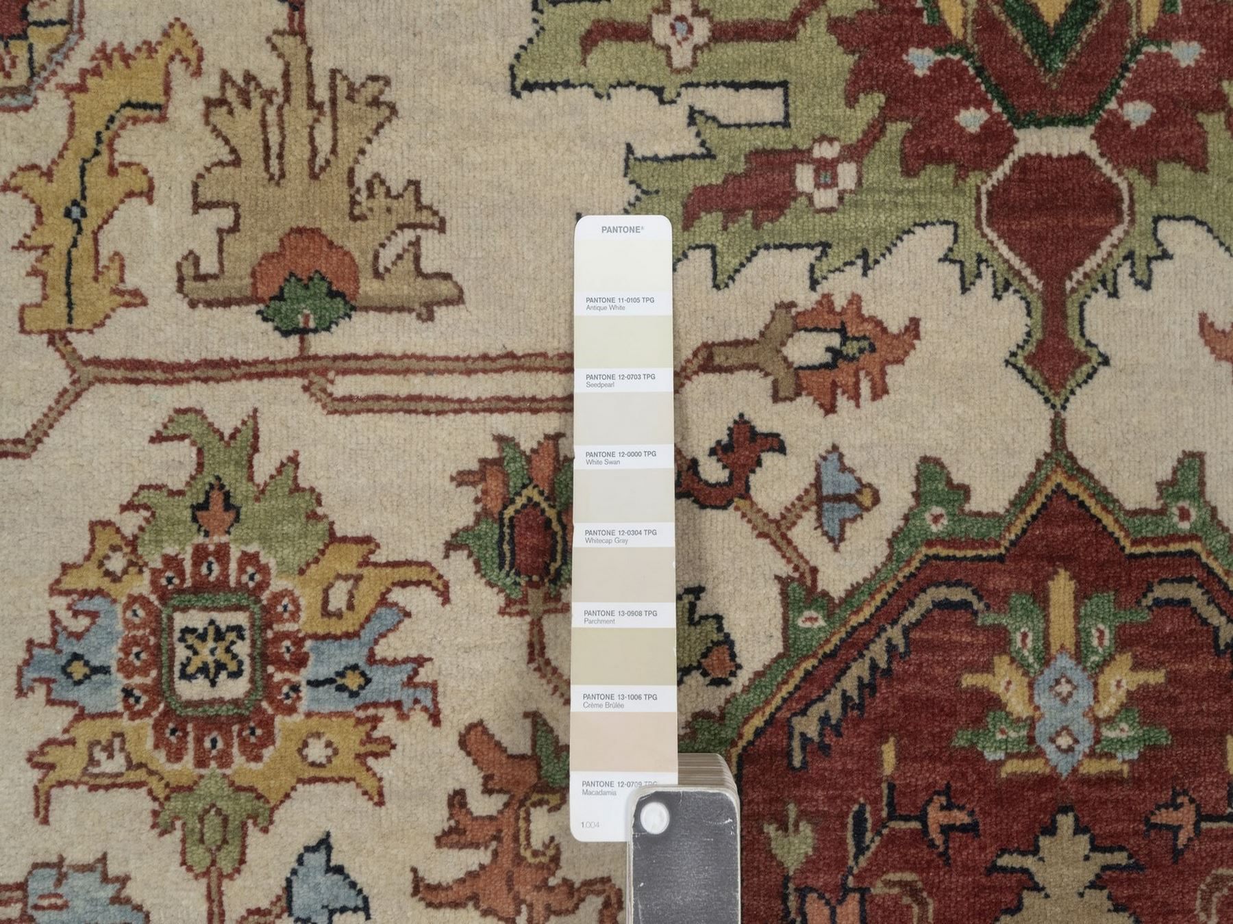 7'10"x9'10" Chiffon White, Antiqued Fine Heriz Re-Creation, Medallion Design, Hand Knotted, Hand Spun New Zealand Wool, Soft Pile, Vegetable Dyes, Oriental Rug HR92802 - Image 7