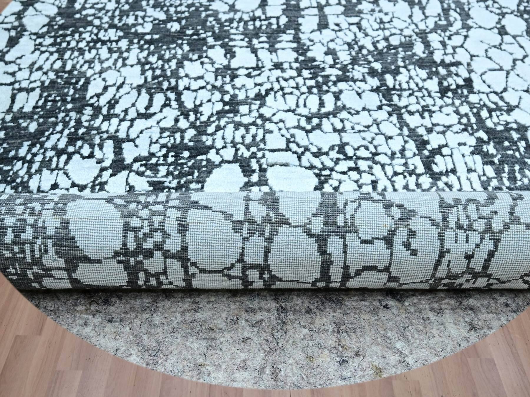 8'x8' Charcoal Gray, Snake Skin Design, Wool & Silk, Tone on Tone, Hand Knotted, Denser Weave, Round, Oriental Rug HR83283 - Image 4