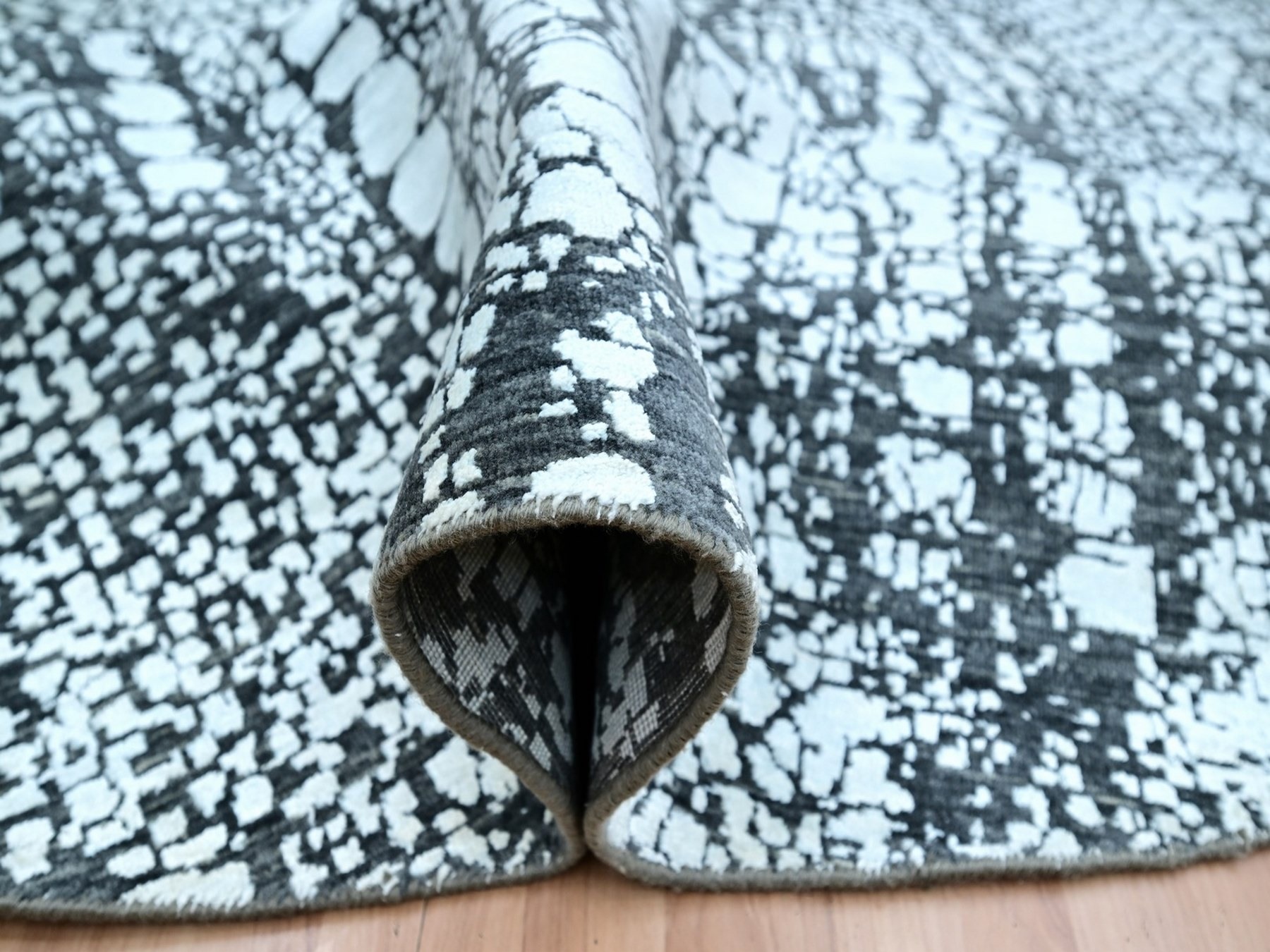 8'x8' Charcoal Gray, Snake Skin Design, Wool & Silk, Tone on Tone, Hand Knotted, Denser Weave, Round, Oriental Rug HR83283 - Image 5